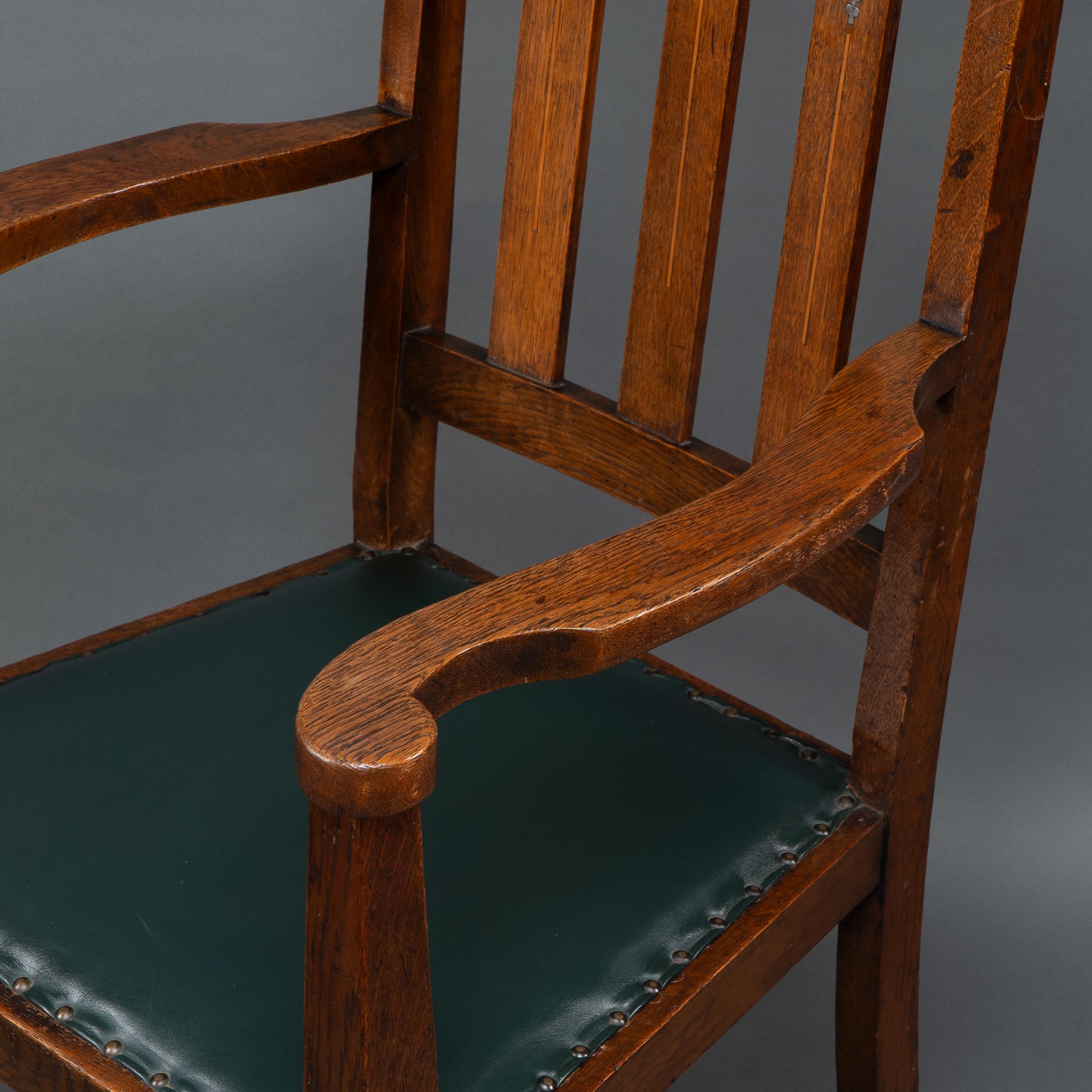 Atribuido a Liberty & Co. Un sillón Arts & Crafts de roble con corona real incrustada en venta 5