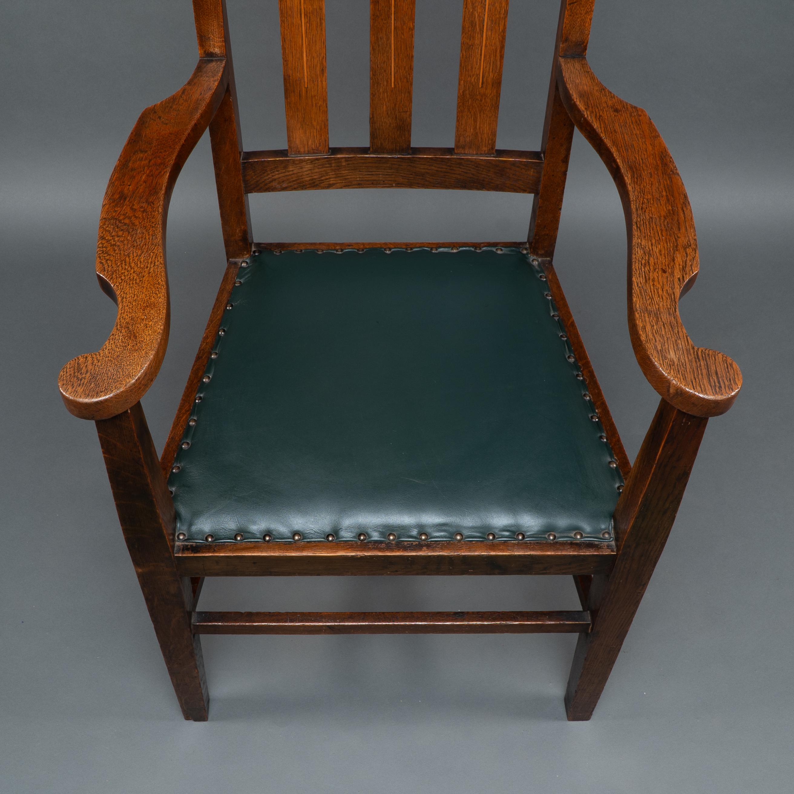 Atribuido a Liberty & Co. Un sillón Arts & Crafts de roble con corona real incrustada en venta 6