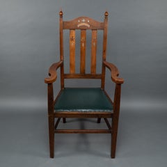 Liberty & Co attribué. Un fauteuil en Oak Craft avec couronne royale incrustée