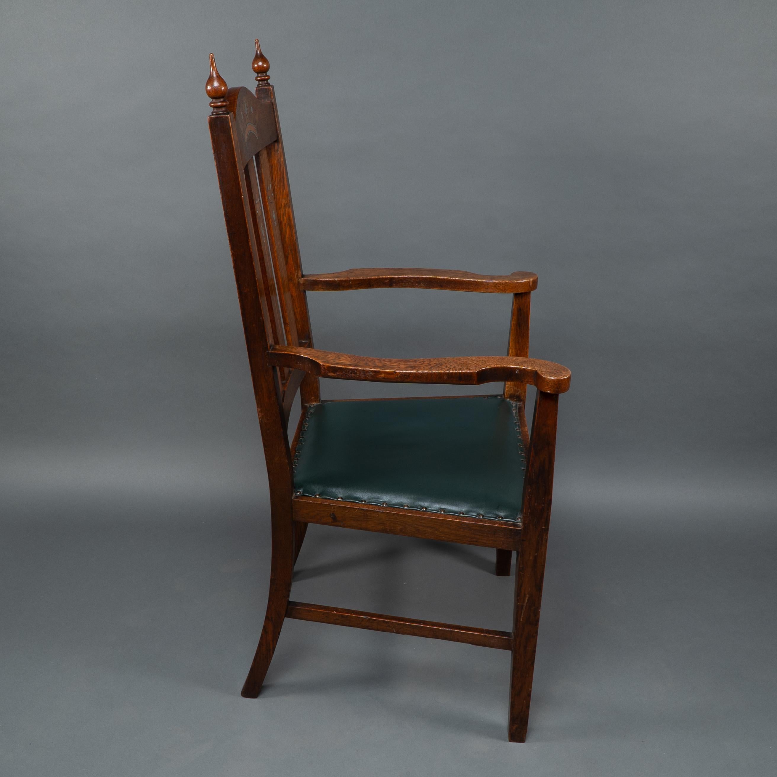 Atribuido a Liberty & Co. Un sillón Arts & Crafts de roble con corona real incrustada en Bueno estado para la venta en London, GB