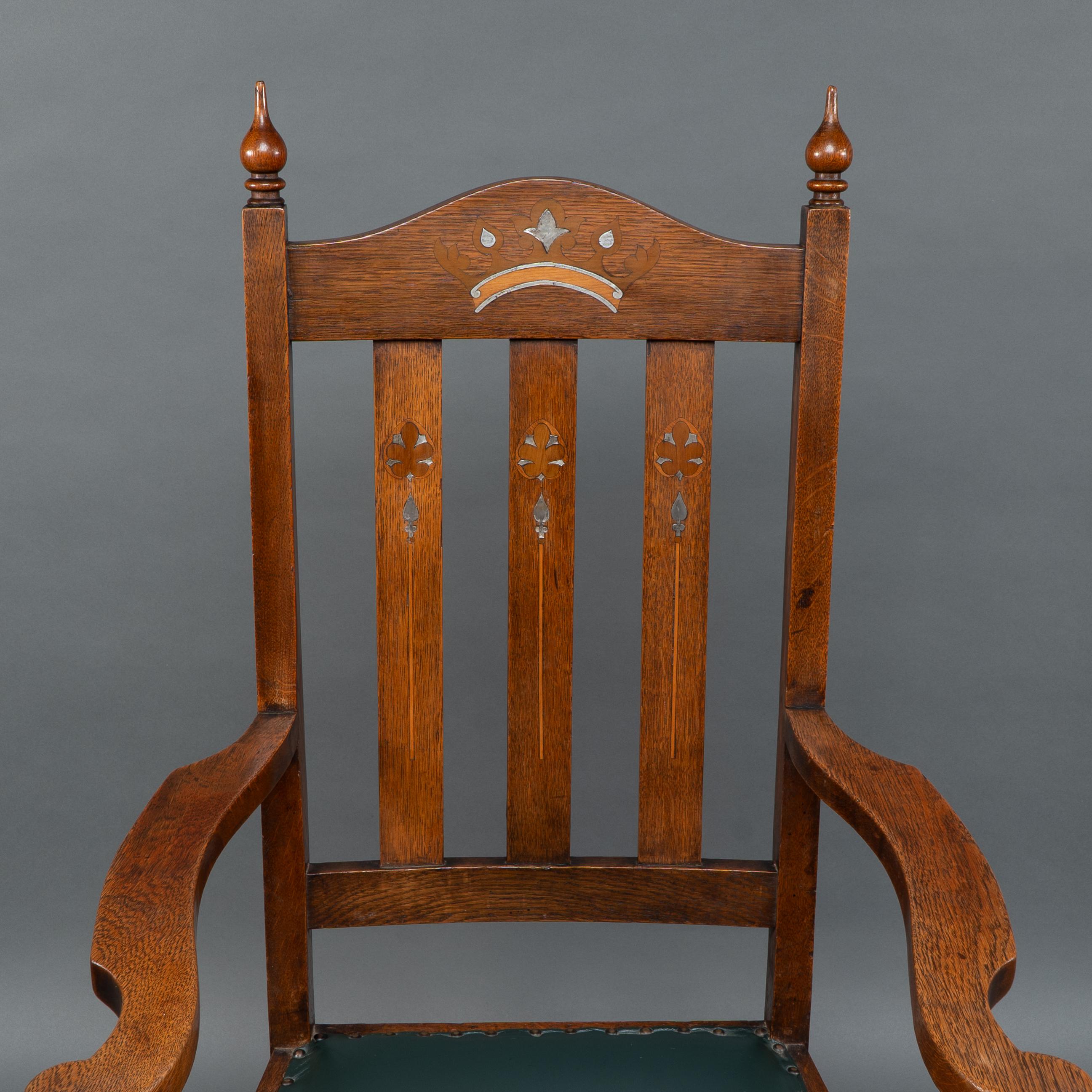 Atribuido a Liberty & Co. Un sillón Arts & Crafts de roble con corona real incrustada en venta 2