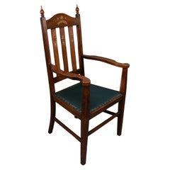 Liberty & Co attribué. Un fauteuil en Oak Craft avec couronne royale incrustée