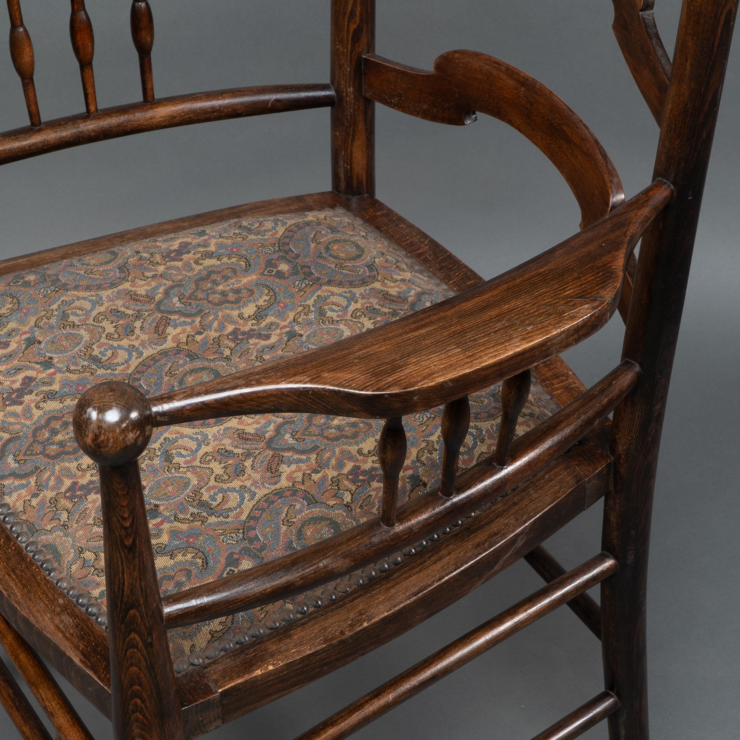 Liberty & Co Attribué, un fauteuil à dossier en échelle en noyer anglais Arts & Crafts en vente 3