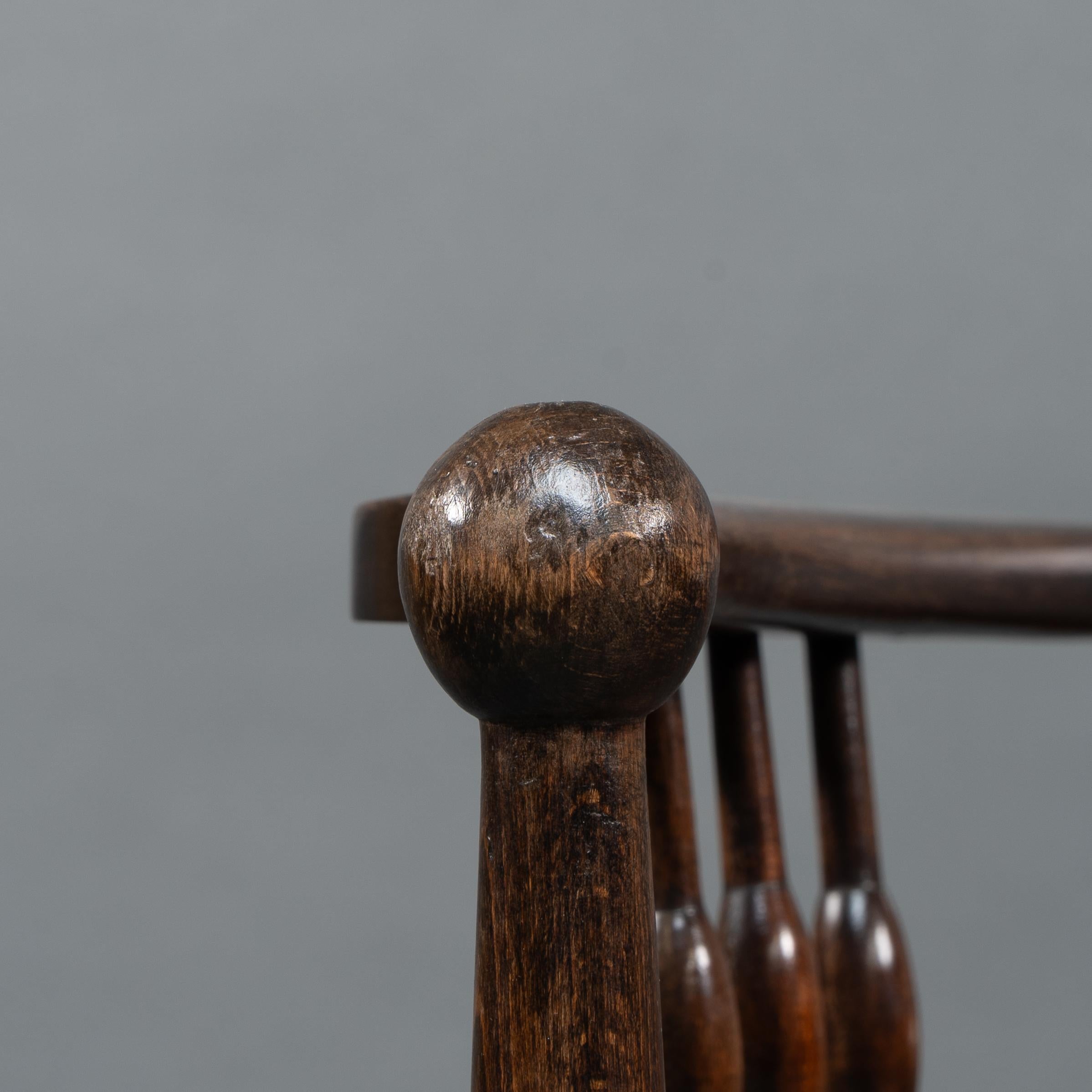 Liberty & Co zugeschrieben, ein englischer Arts & Crafts-Sessel aus Nussbaumholz mit Leiterrückenlehne im Angebot 4