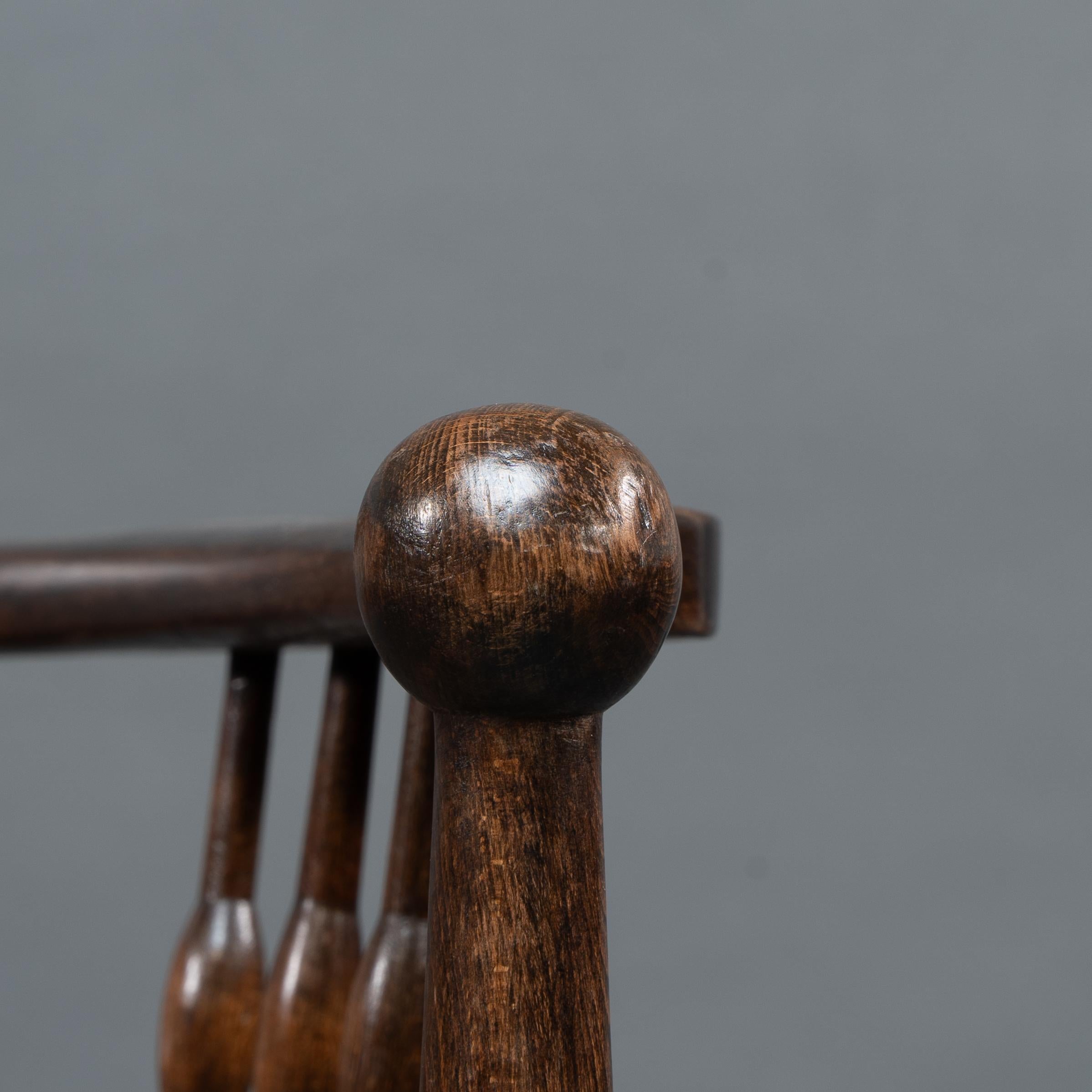 Liberty & Co zugeschrieben, ein englischer Arts & Crafts-Sessel aus Nussbaumholz mit Leiterrückenlehne im Angebot 5