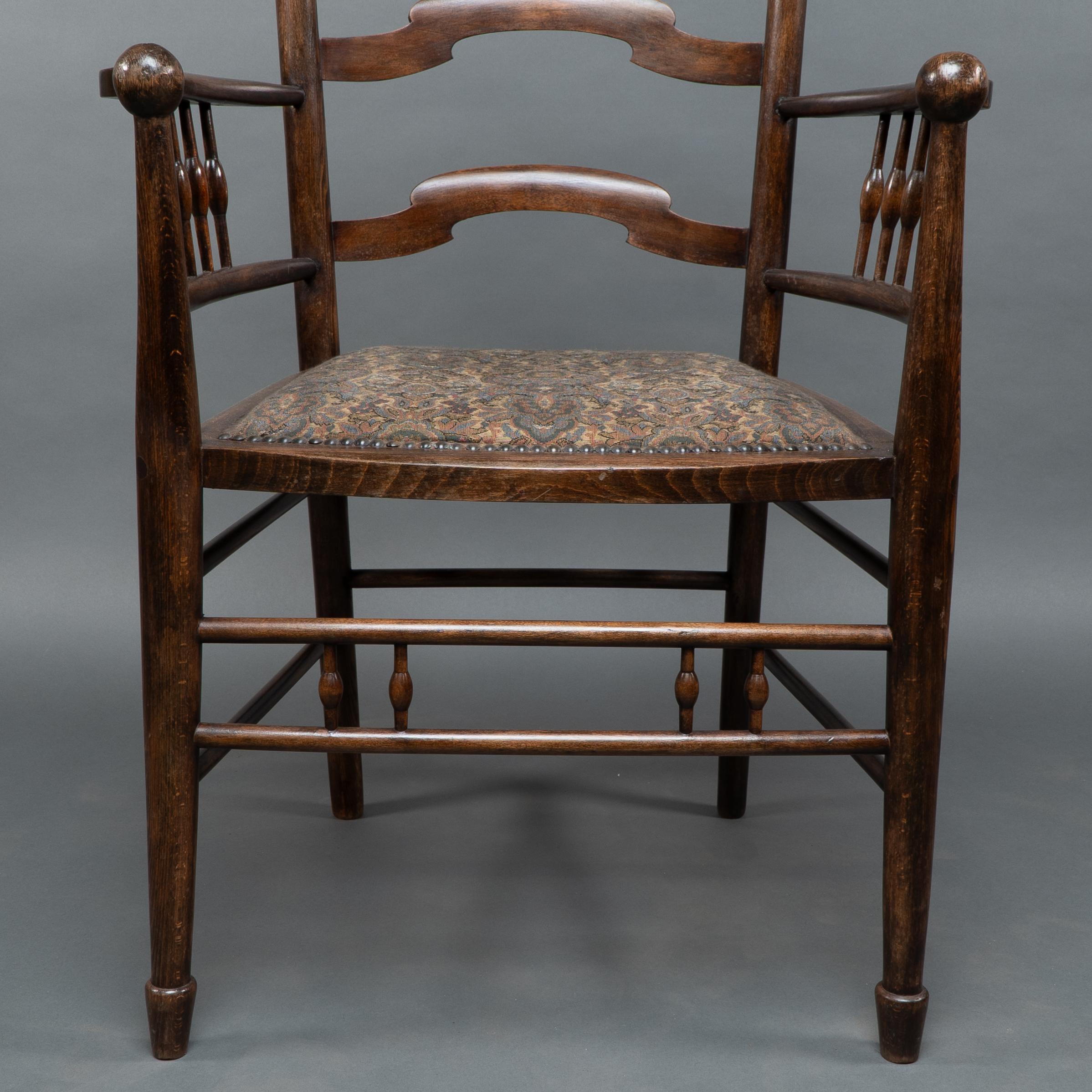 Liberty & Co Attribué, un fauteuil à dossier en échelle en noyer anglais Arts & Crafts en vente 6