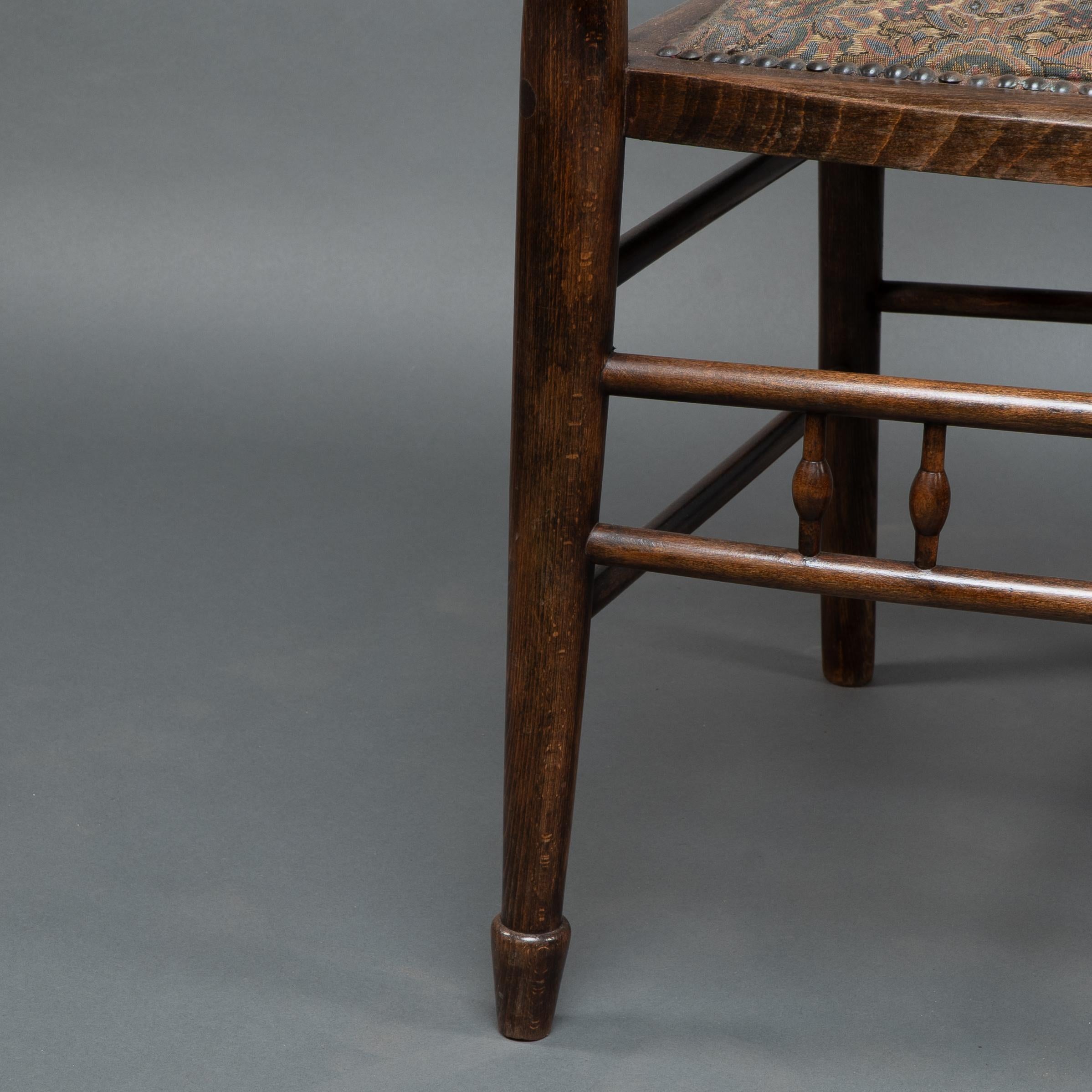 Liberty & Co Attribué, un fauteuil à dossier en échelle en noyer anglais Arts & Crafts en vente 7