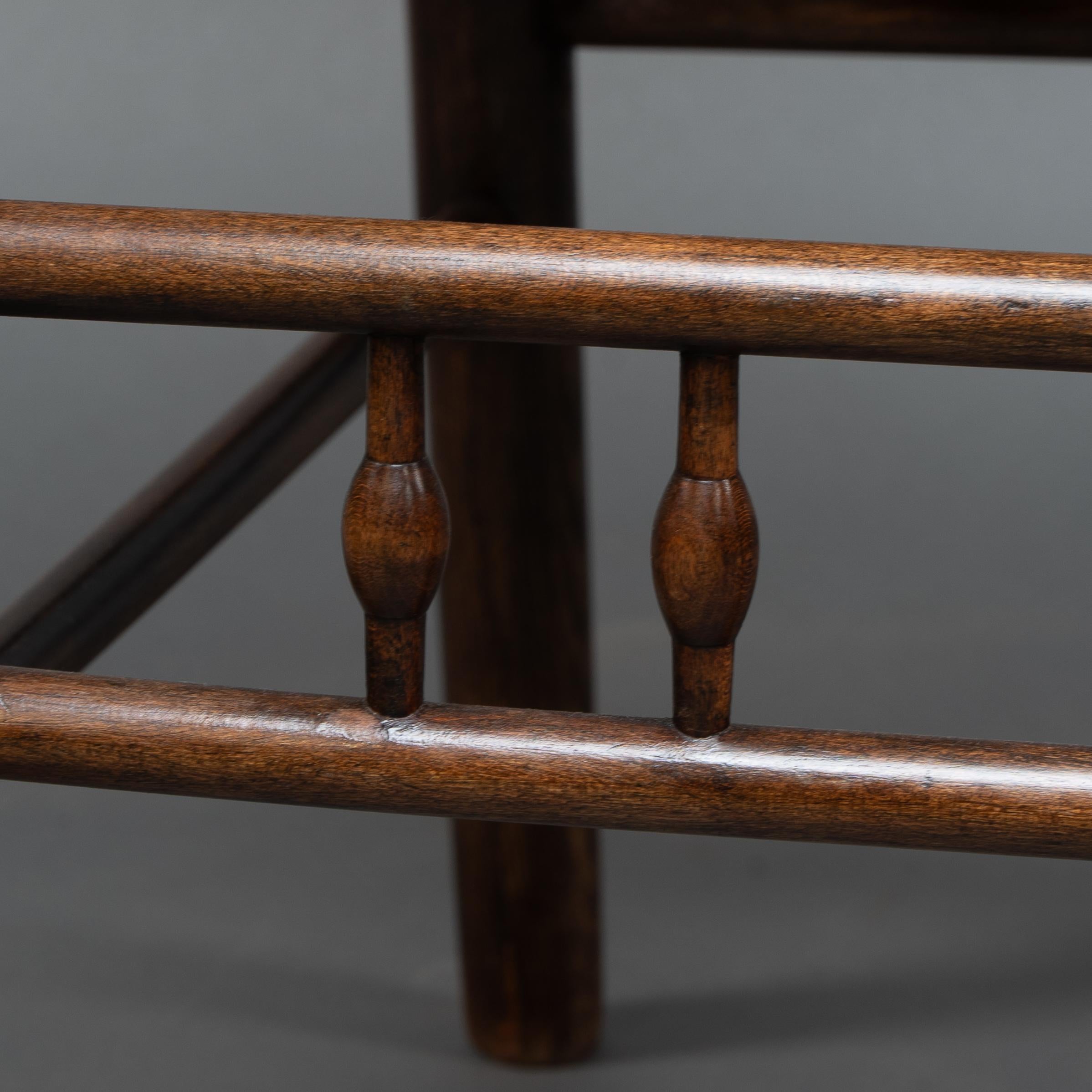 Liberty & Co zugeschrieben, ein englischer Arts & Crafts-Sessel aus Nussbaumholz mit Leiterrückenlehne im Angebot 9