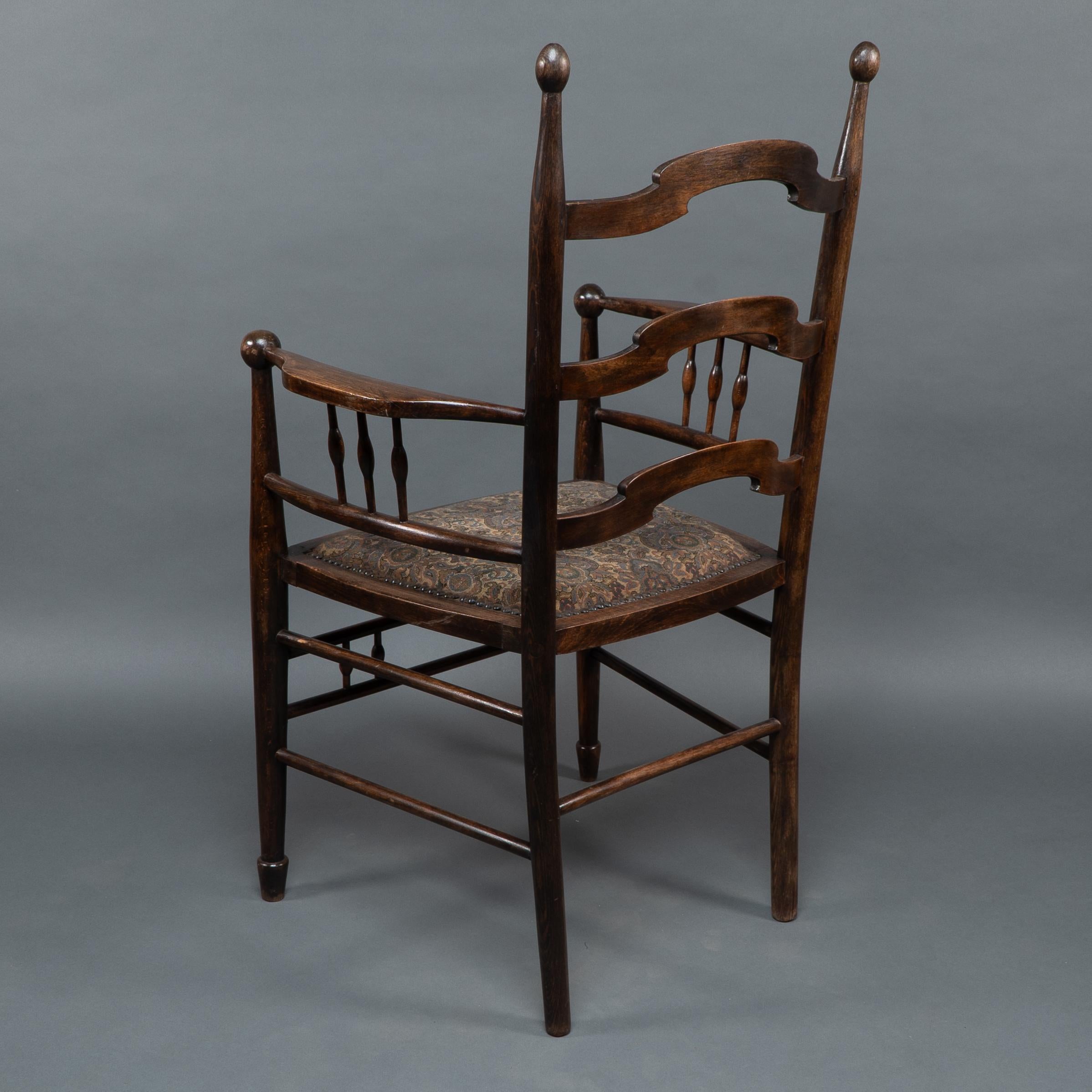 Liberty & Co zugeschrieben, ein englischer Arts & Crafts-Sessel aus Nussbaumholz mit Leiterrückenlehne im Angebot 10