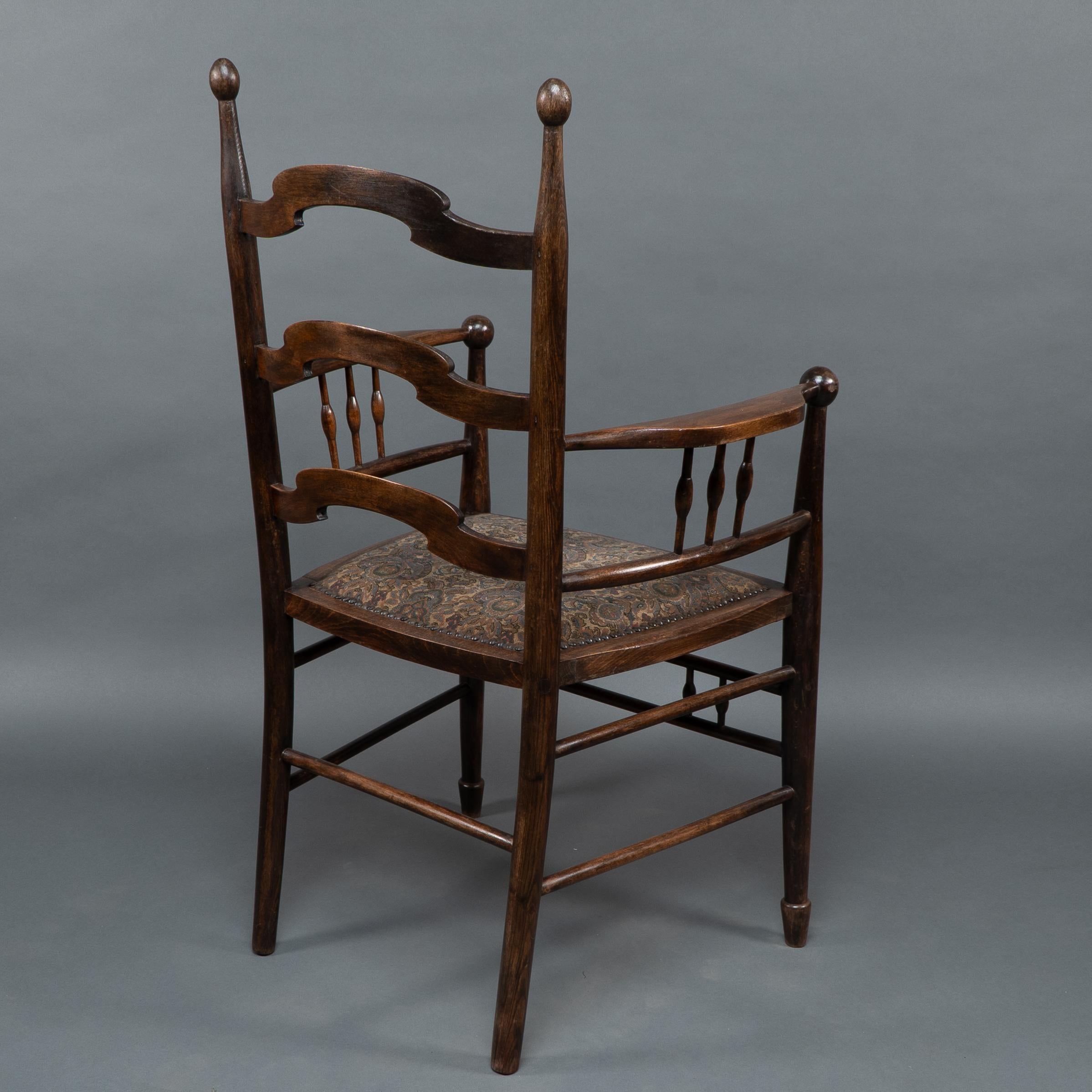 Liberty & Co Attribué, un fauteuil à dossier en échelle en noyer anglais Arts & Crafts en vente 12