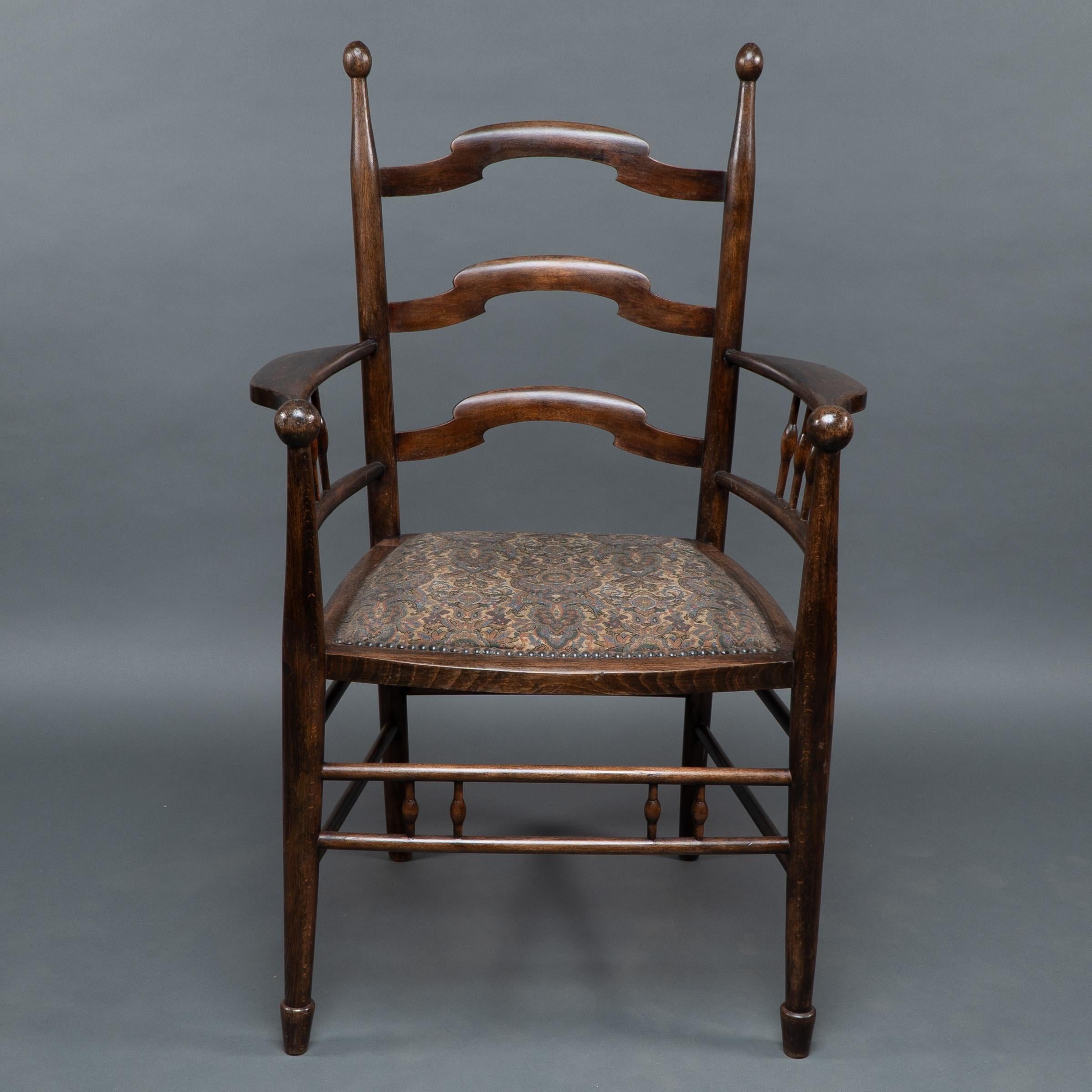 Liberty & Co zugeschrieben, hergestellt von William Birch. 
Eine englische Arts & Crafts geformt Leiter zurück Sessel mit Kugel Finials an der Rückseite und an der Vorderseite der Arme mit gedrehten Stützen unten und weitere gedrehte Stützen