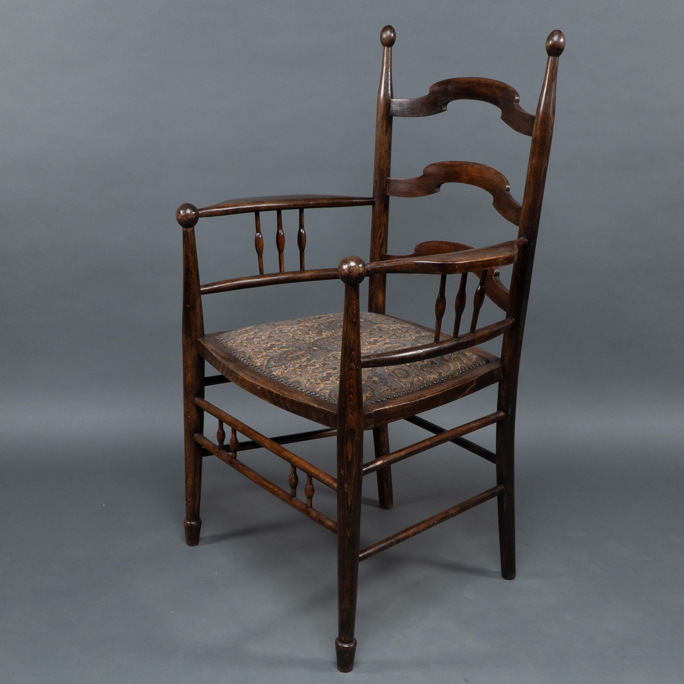 Arts and Crafts Liberty & Co Attribué, un fauteuil à dossier en échelle en noyer anglais Arts & Crafts en vente