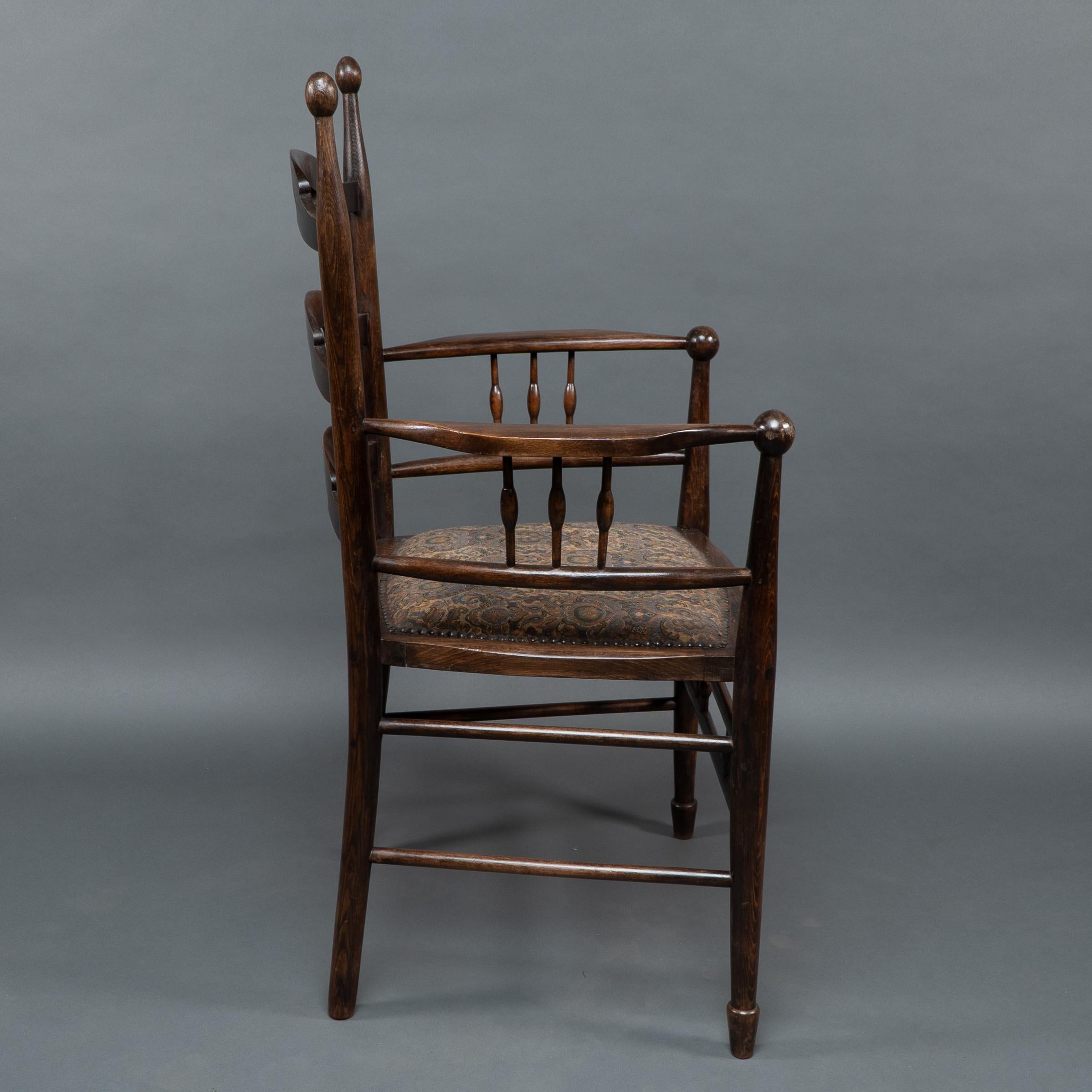 Fait main Liberty & Co Attribué, un fauteuil à dossier en échelle en noyer anglais Arts & Crafts en vente