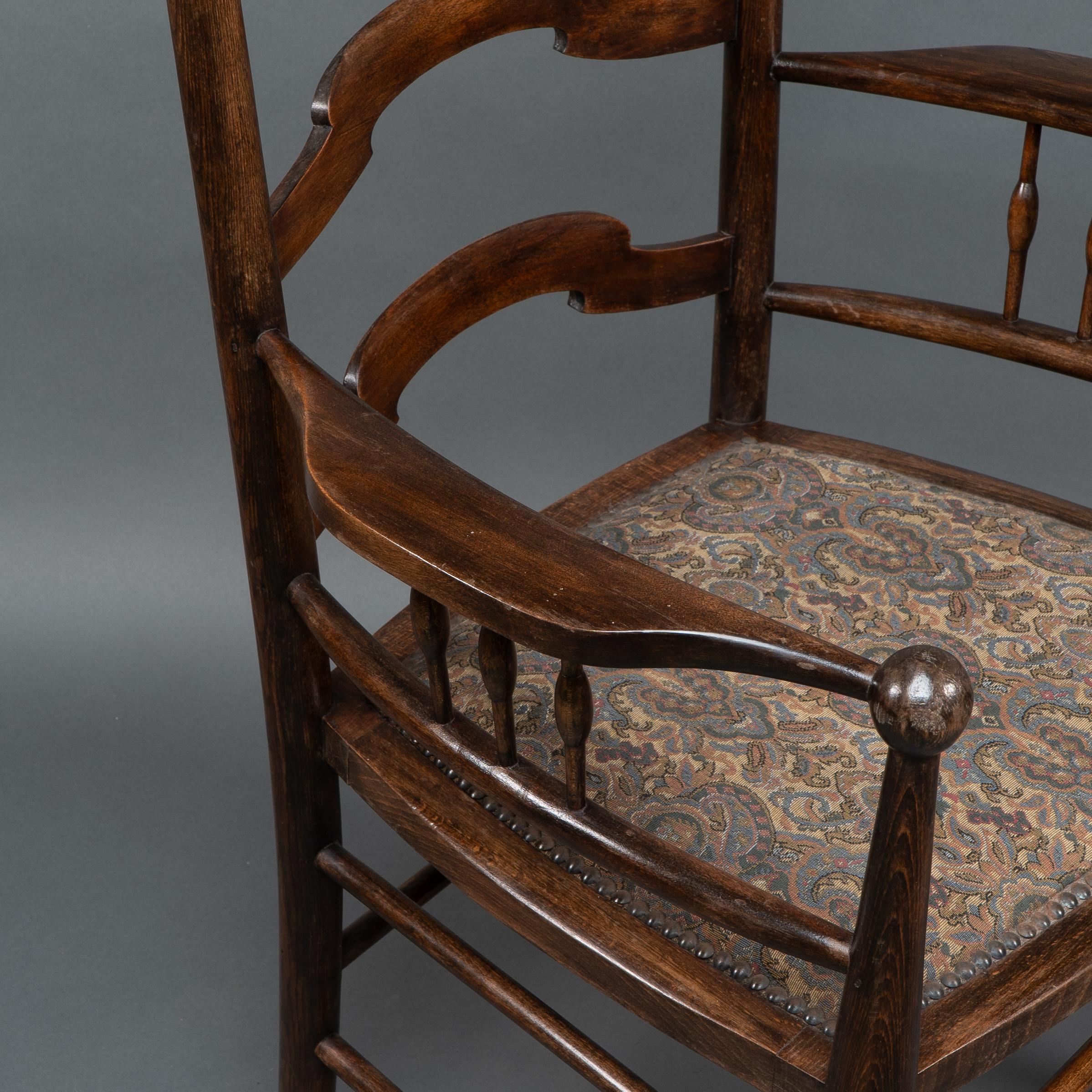 Liberty & Co zugeschrieben, ein englischer Arts & Crafts-Sessel aus Nussbaumholz mit Leiterrückenlehne (Frühes 20. Jahrhundert) im Angebot