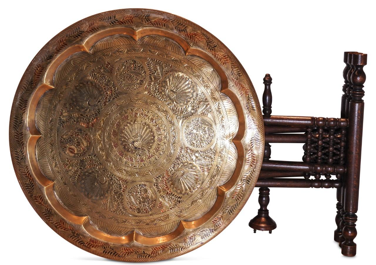 Sud-asiatique Laiton antique et bois dur Liberty of London  Table à thé gravée avec paons en vente