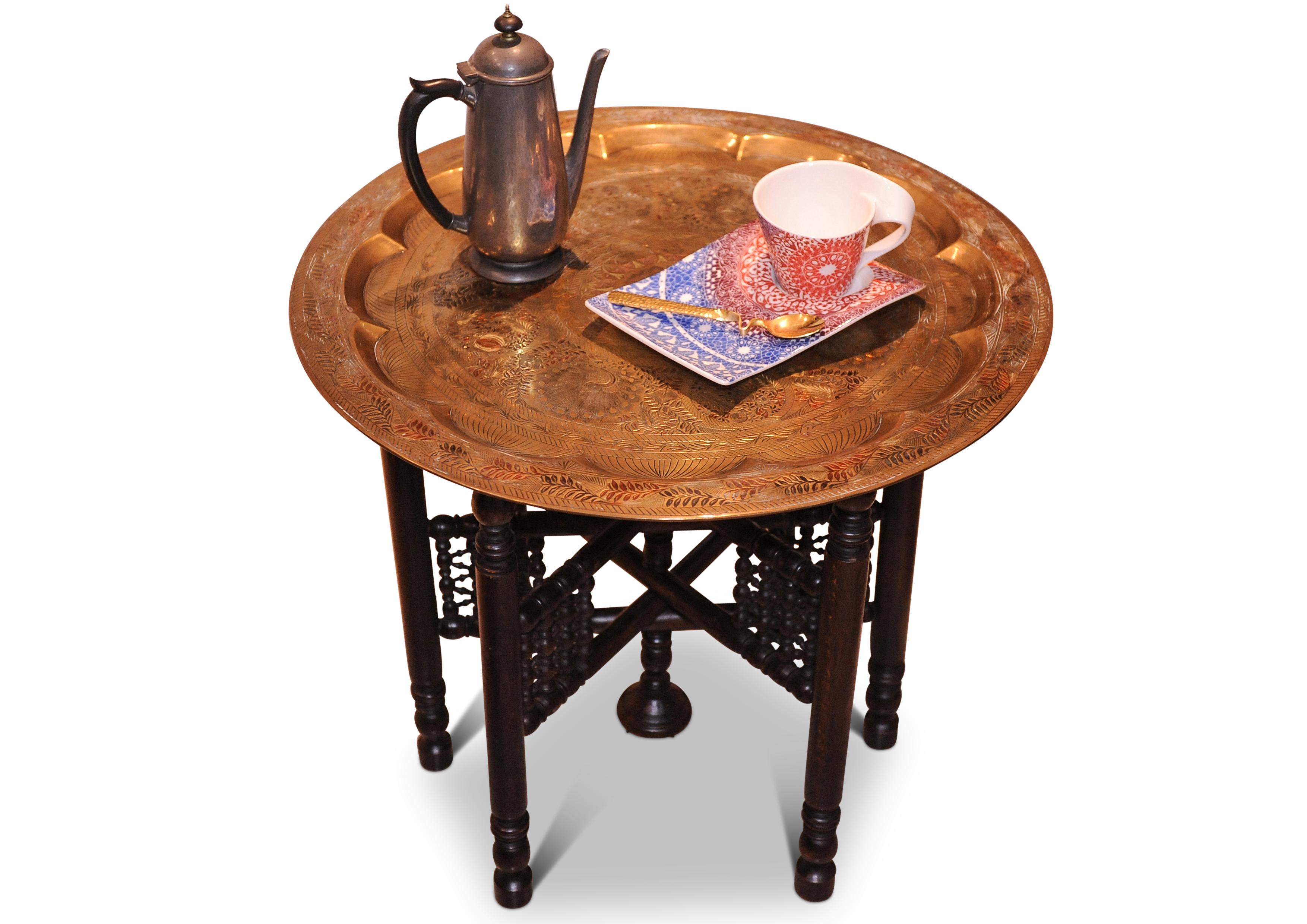 Gravé Laiton antique et bois dur Liberty of London  Table à thé gravée avec paons en vente