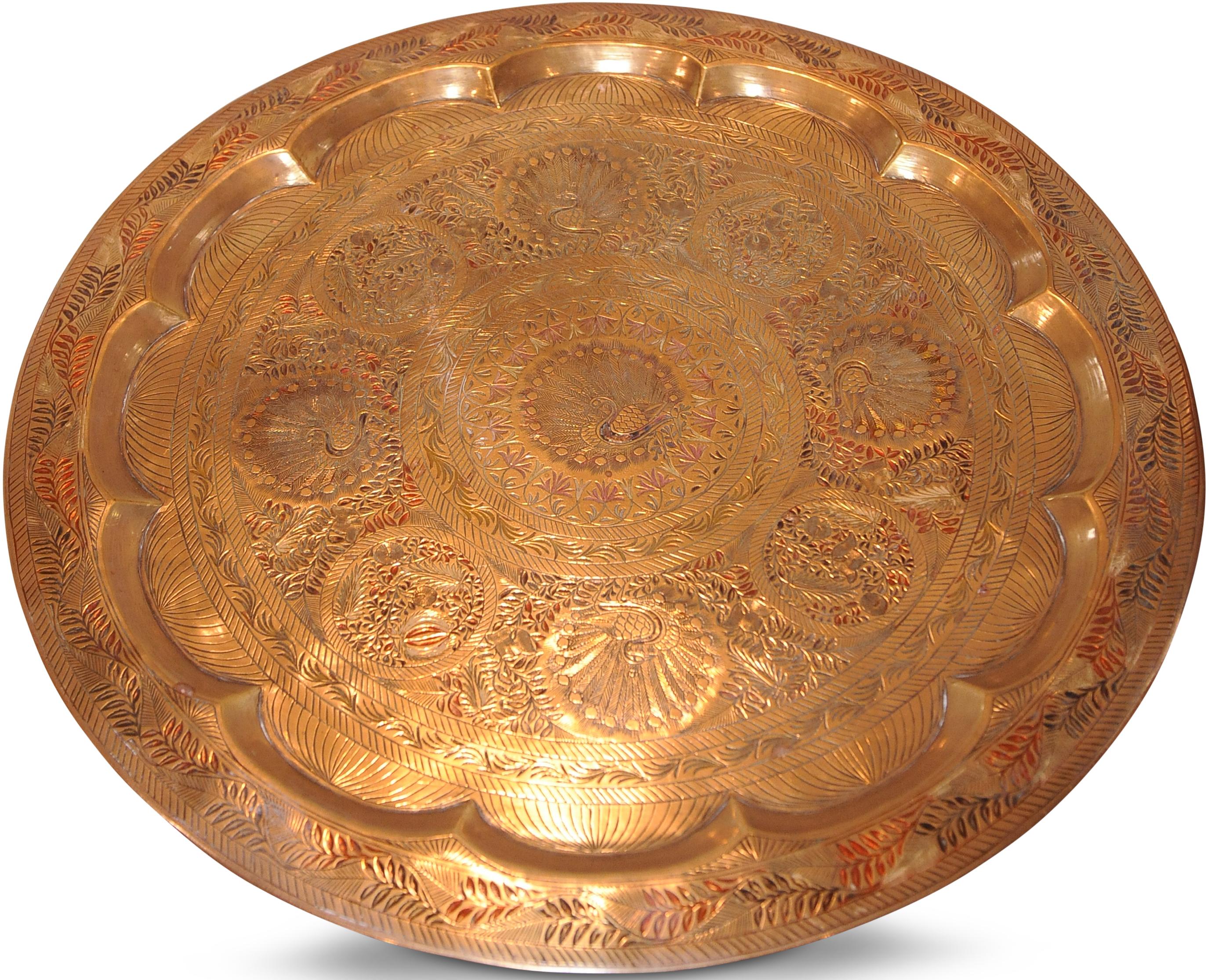 Laiton antique et bois dur Liberty of London  Table à thé gravée avec paons Bon état - En vente à Reading, Berkshire
