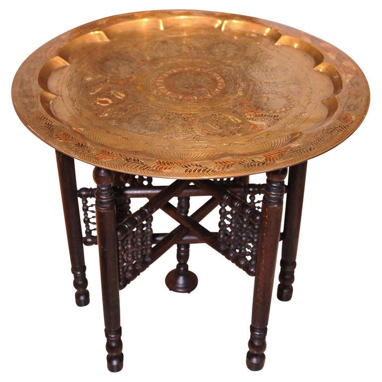 Début du 20ème siècle Laiton antique et bois dur Liberty of London  Table à thé gravée avec paons en vente