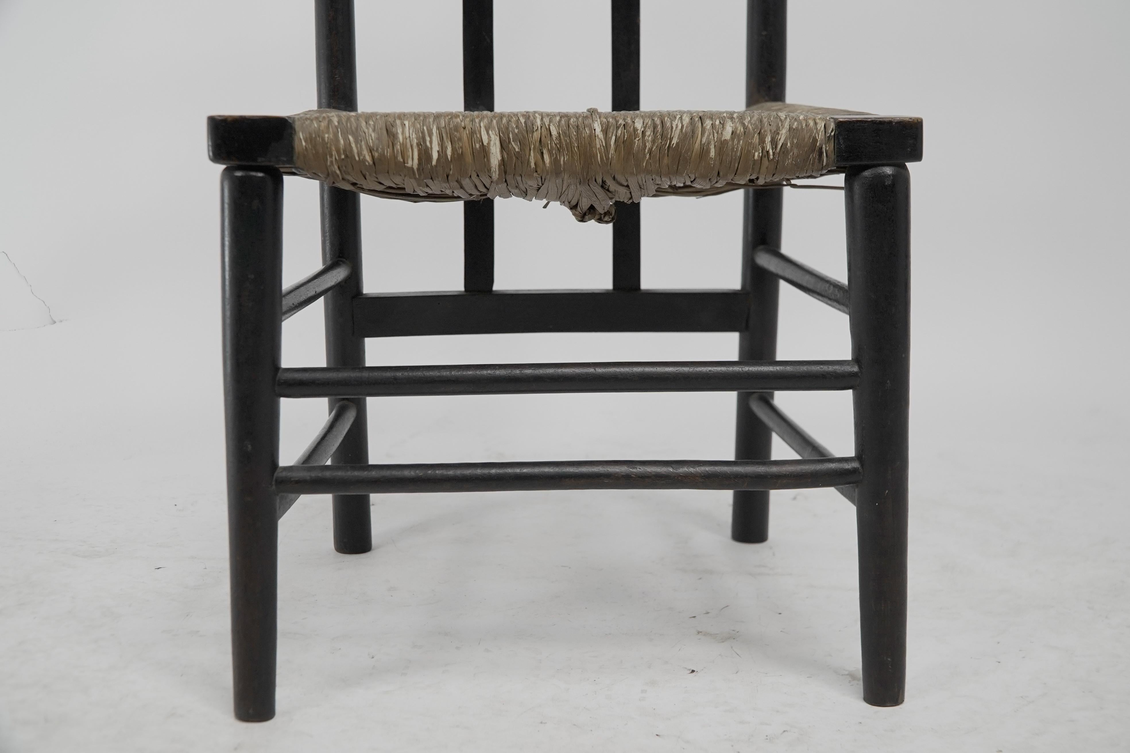 Liberty & Co, par William Birch. Chaise d'enfant en hêtre à dossier en treillis et siège en jonc. en vente 4