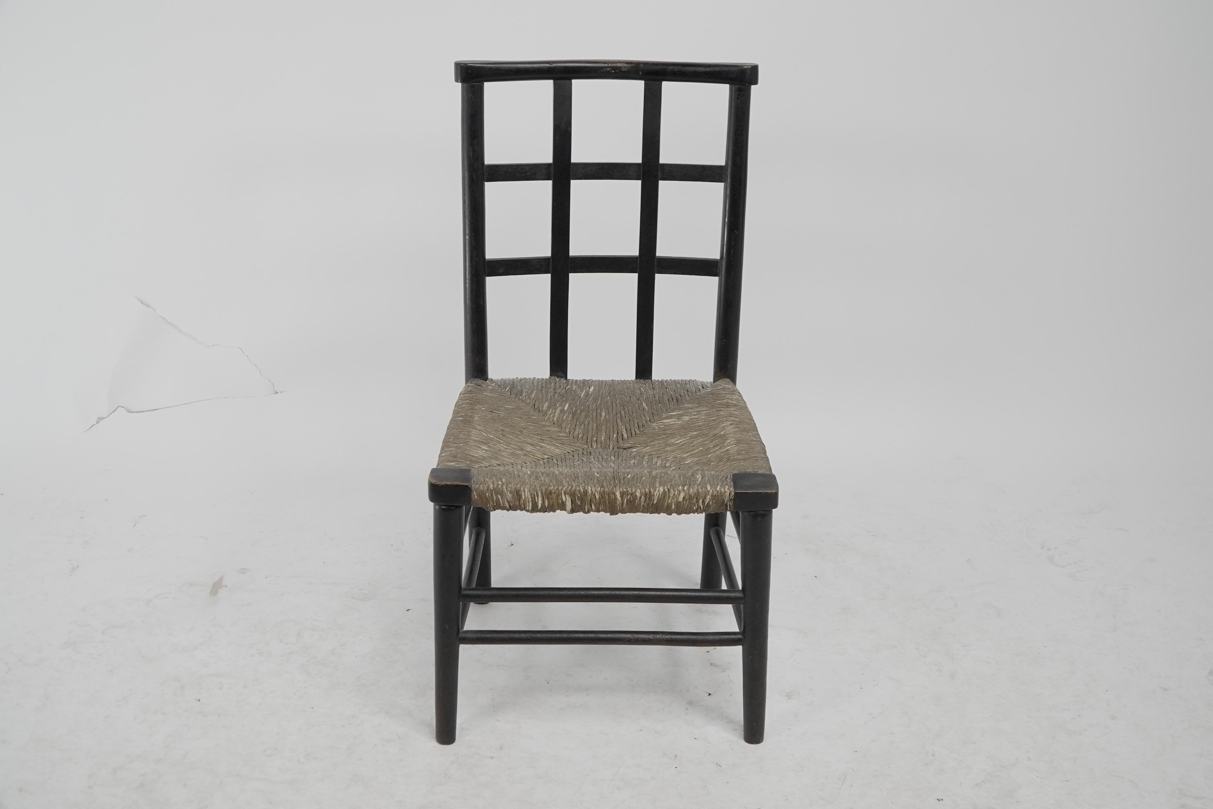 Liberty & Co, par William Birch. Chaise d'enfant Arts and Crafts en hêtre à dossier en treillis et siège en jonc