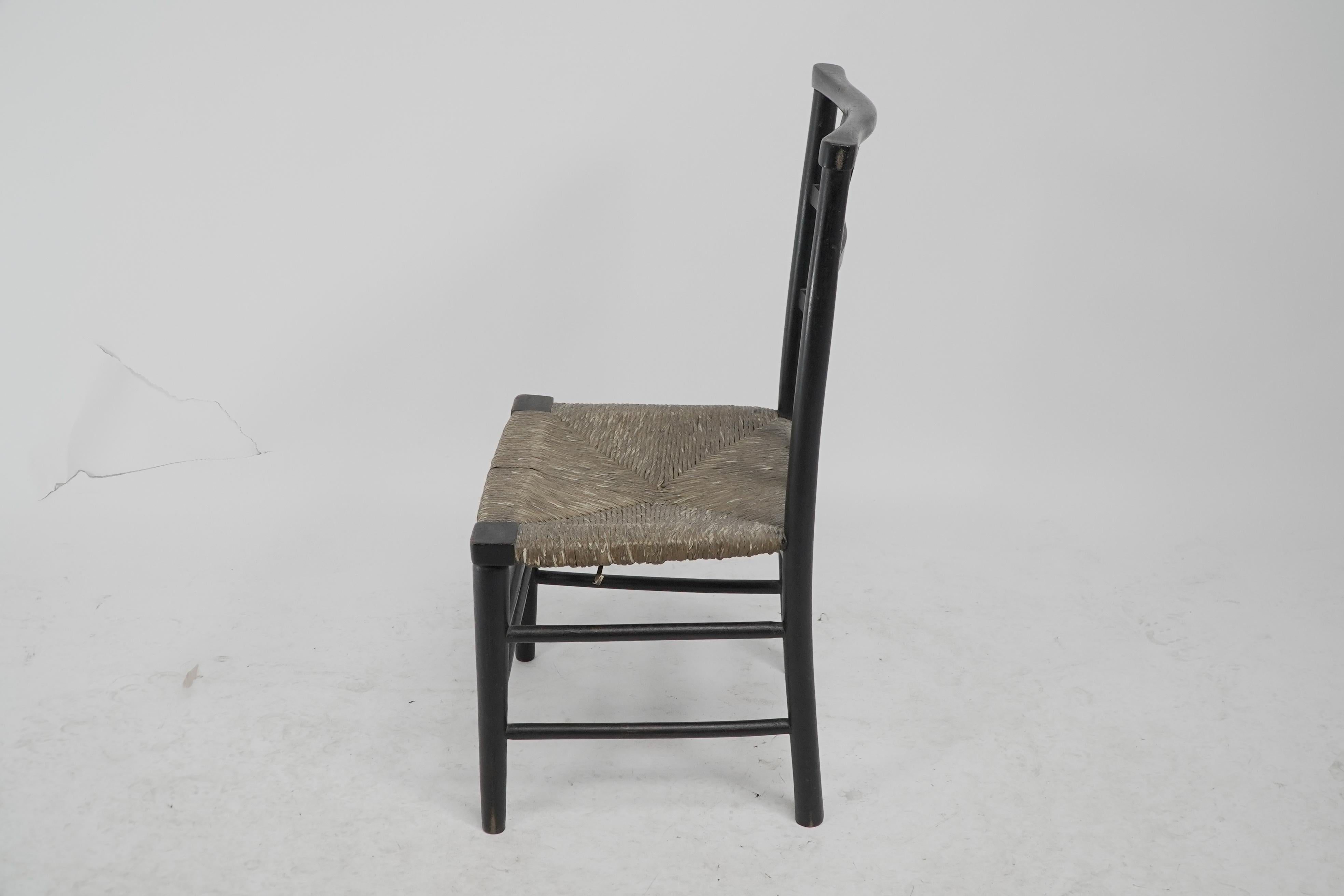 Anglais Liberty & Co, par William Birch. Chaise d'enfant en hêtre à dossier en treillis et siège en jonc. en vente