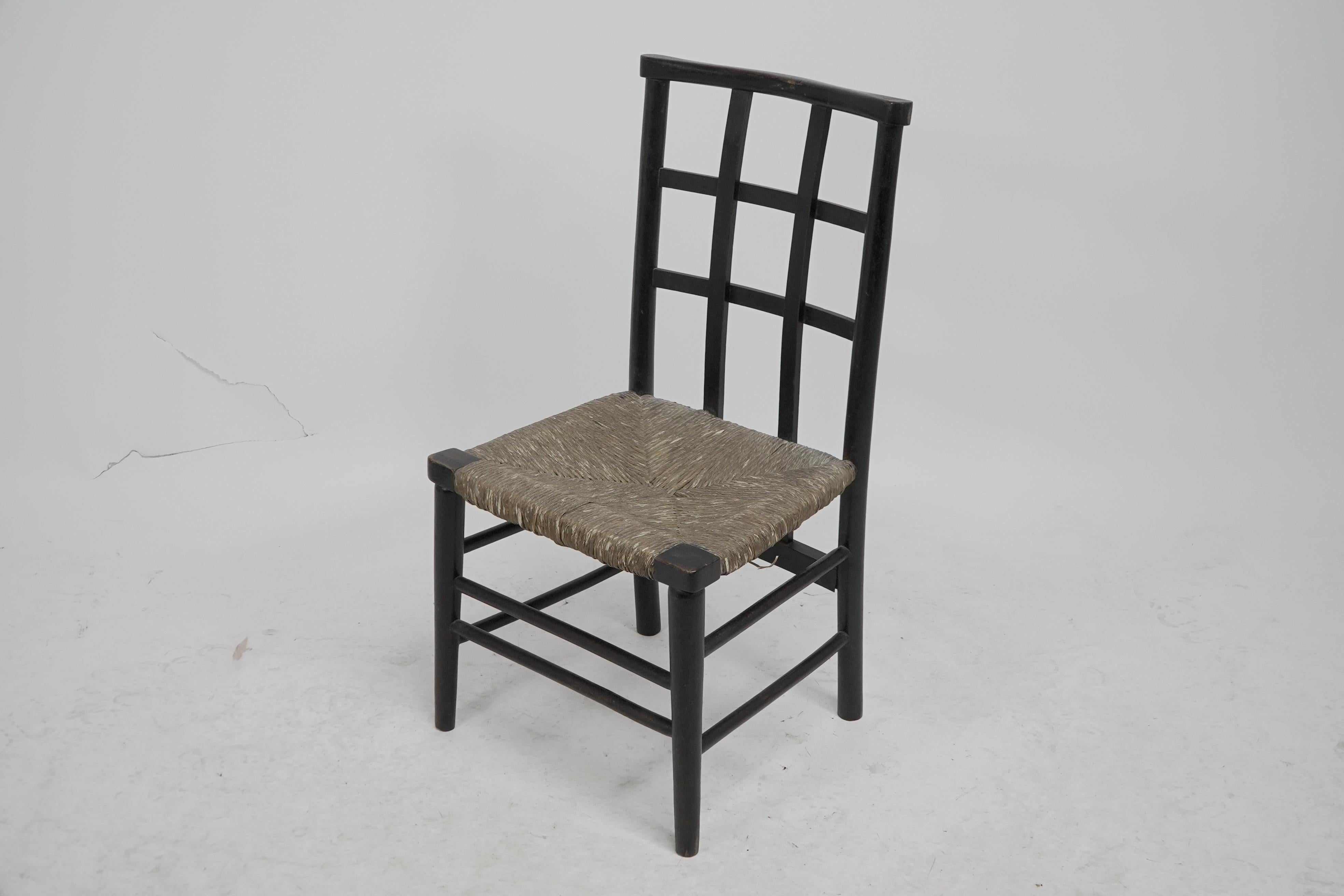 Arts and Crafts Liberty & Co, par William Birch. Chaise d'enfant en hêtre à dossier en treillis et siège en jonc. en vente
