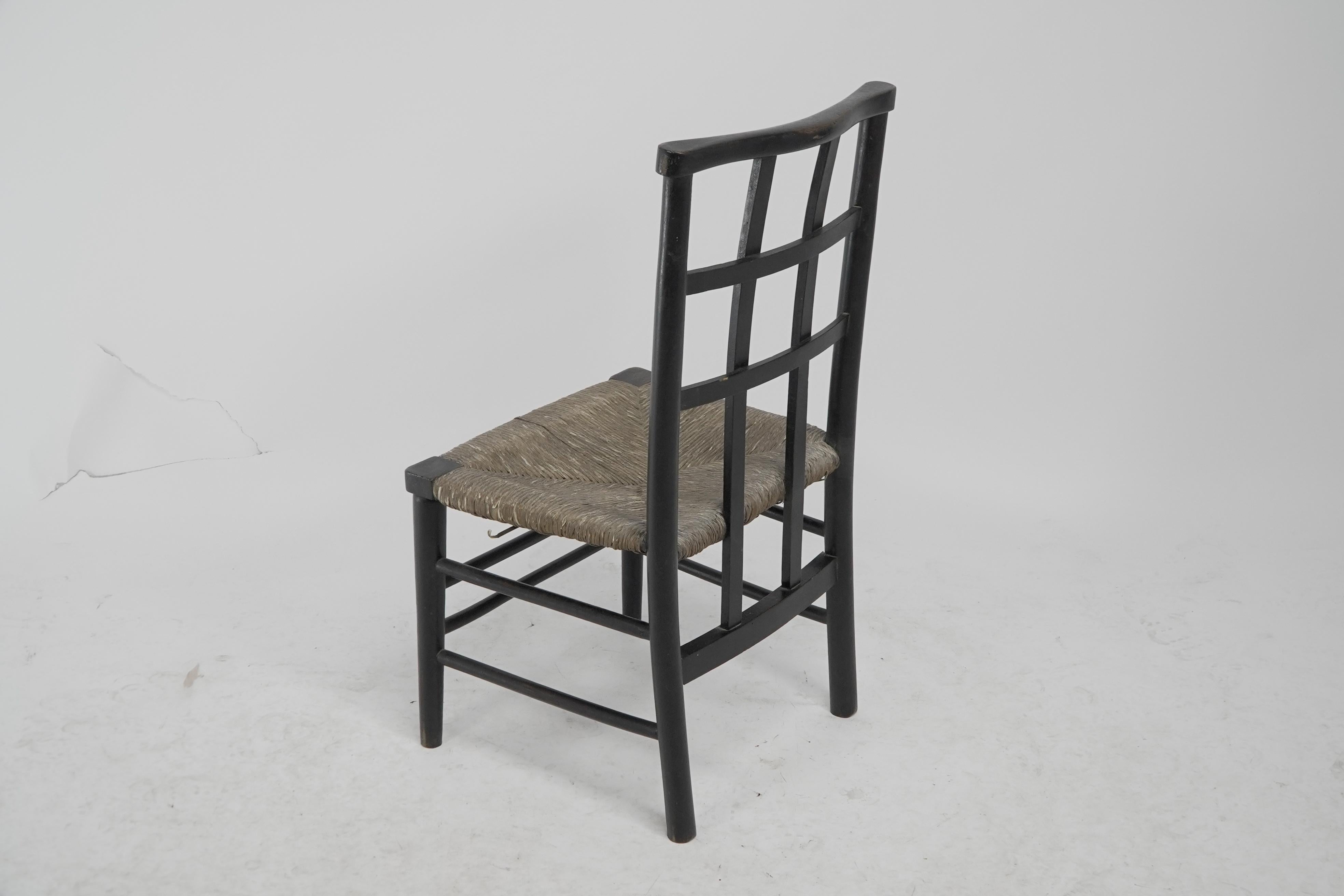 Liberty & Co, par William Birch. Chaise d'enfant en hêtre à dossier en treillis et siège en jonc. en vente 7