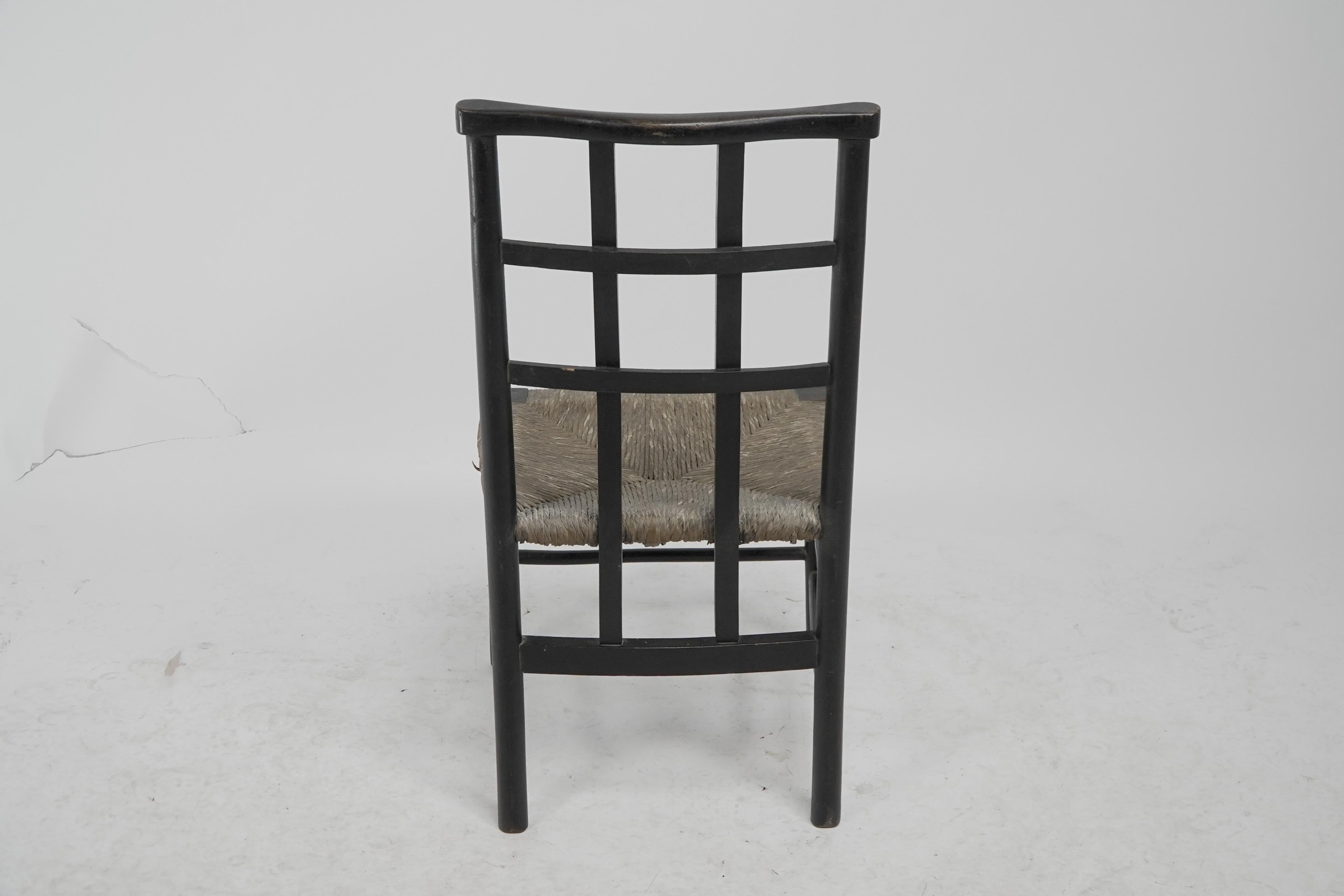 Liberty & Co, par William Birch. Chaise d'enfant en hêtre à dossier en treillis et siège en jonc. en vente 6