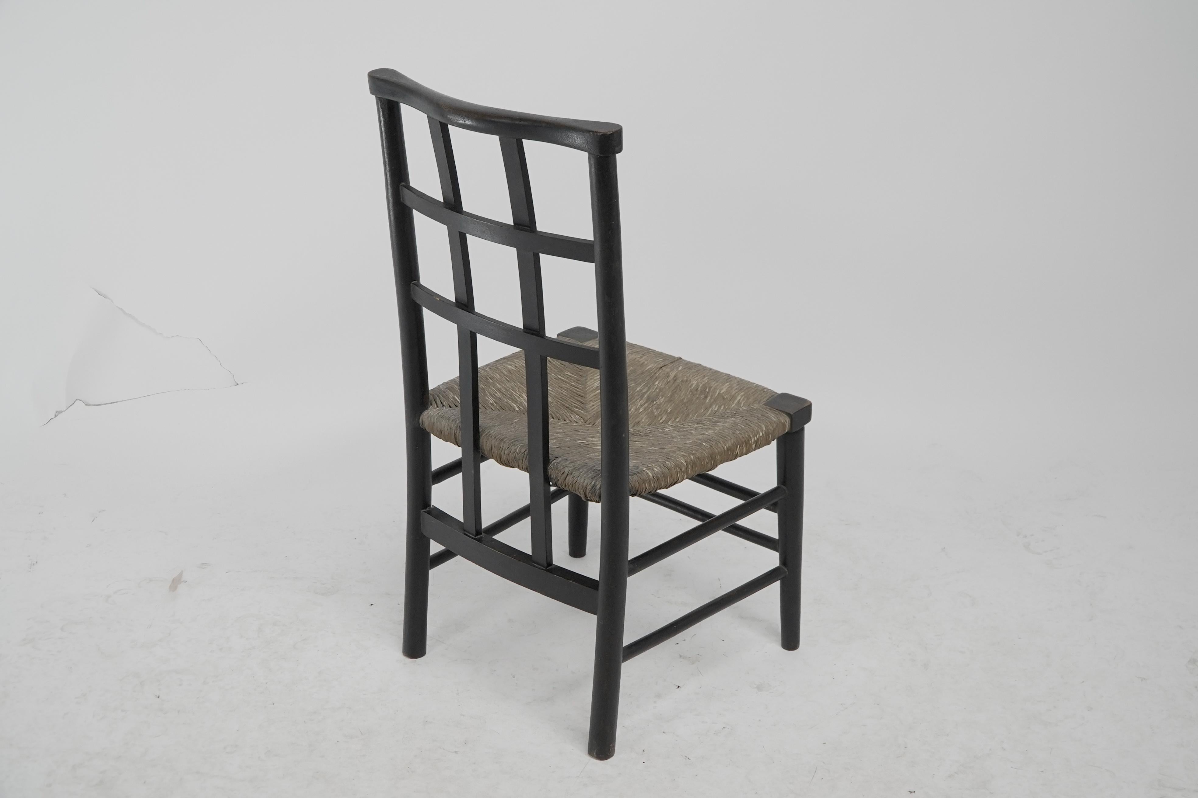 Liberty & Co, par William Birch. Chaise d'enfant en hêtre à dossier en treillis et siège en jonc. en vente 8