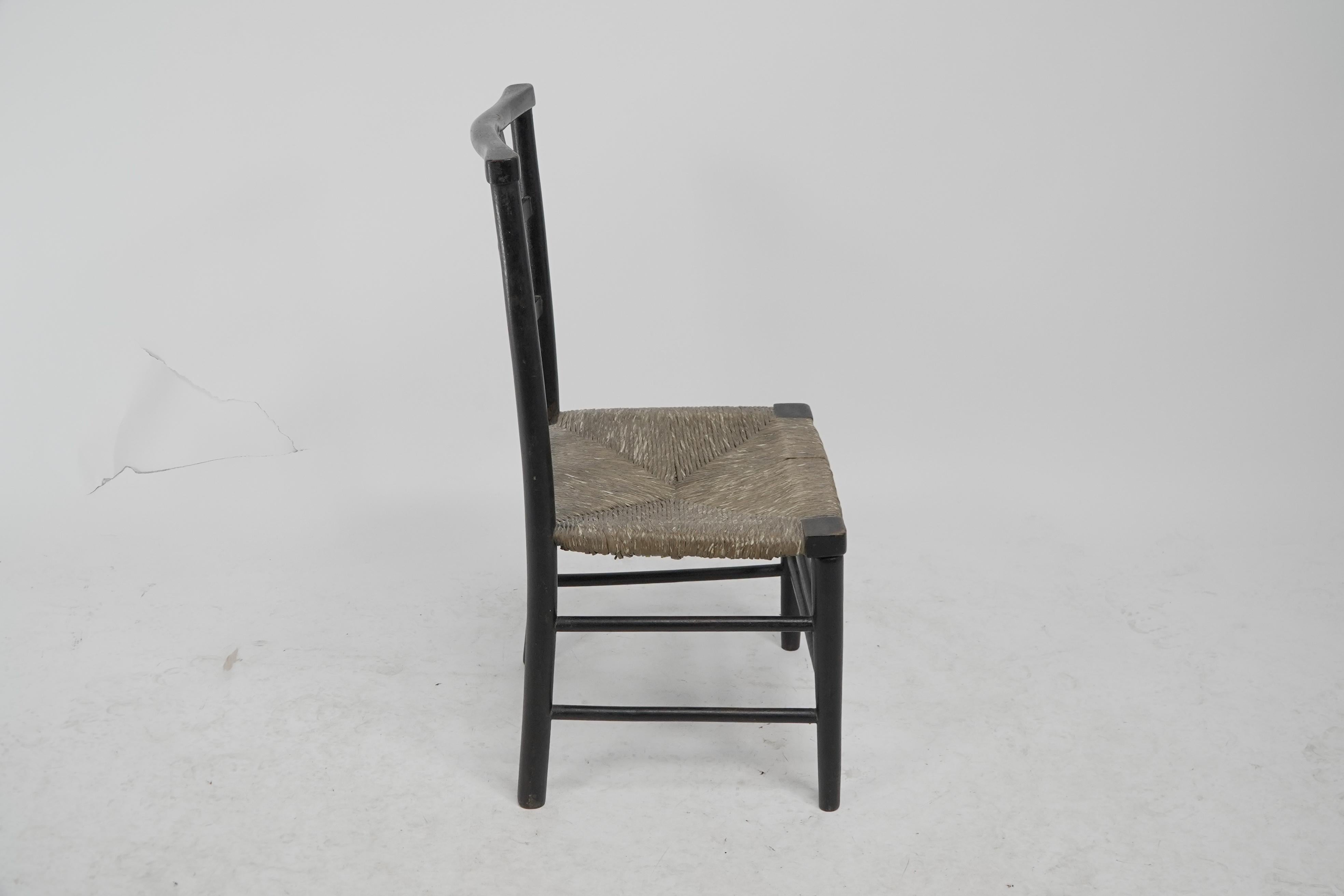 Liberty & Co, par William Birch. Chaise d'enfant en hêtre à dossier en treillis et siège en jonc. Bon état - En vente à London, GB