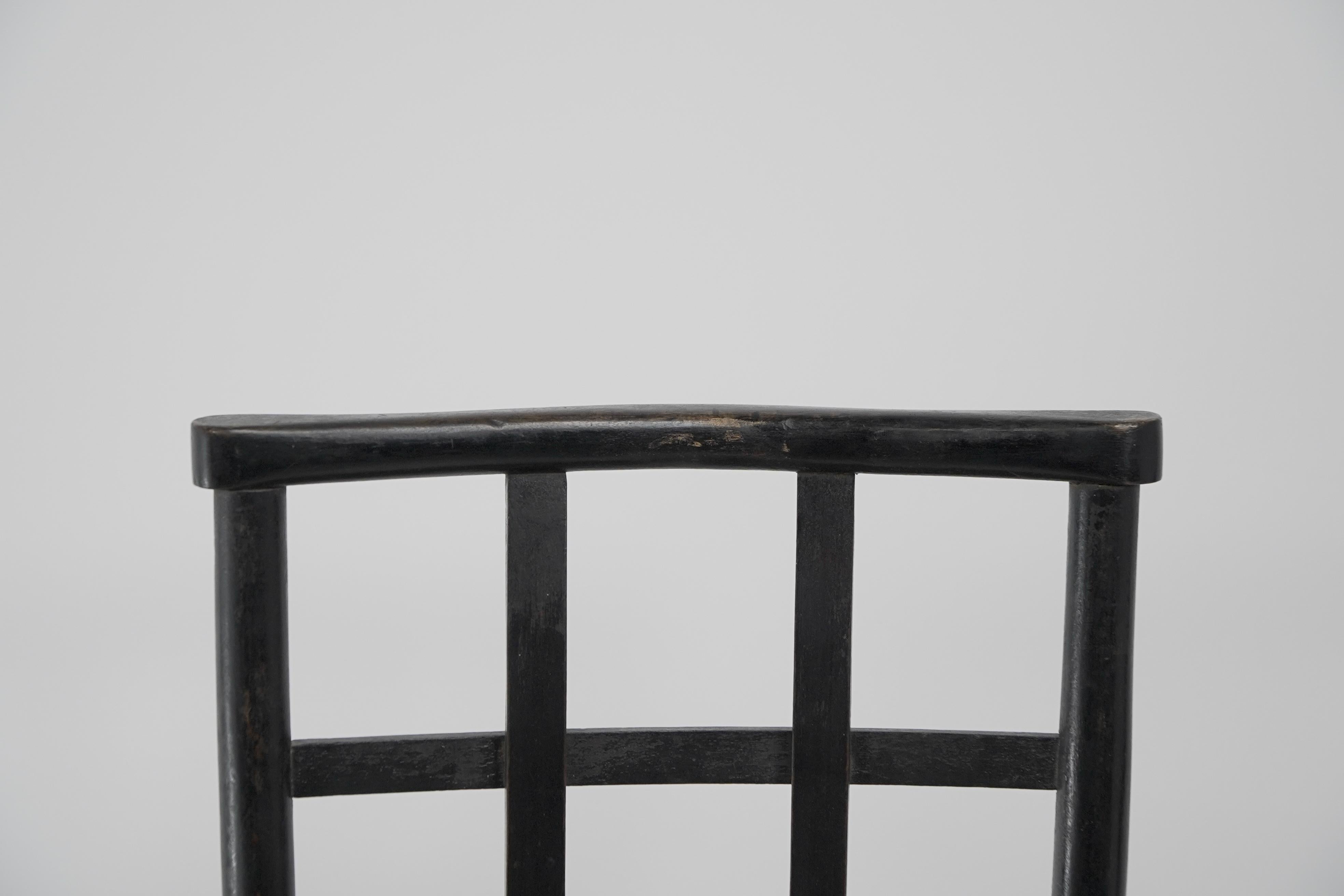 Début du 20ème siècle Liberty & Co, par William Birch. Chaise d'enfant en hêtre à dossier en treillis et siège en jonc. en vente