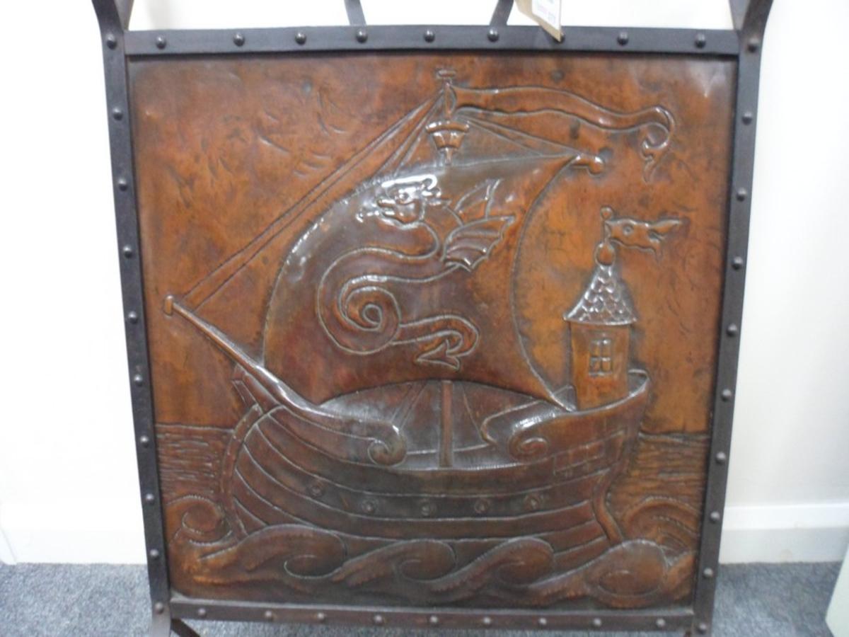 Arts and Crafts Liberty & Co. Pare-feu en cuivre et fer forgé représentant un galion et une voile de dragon en vente