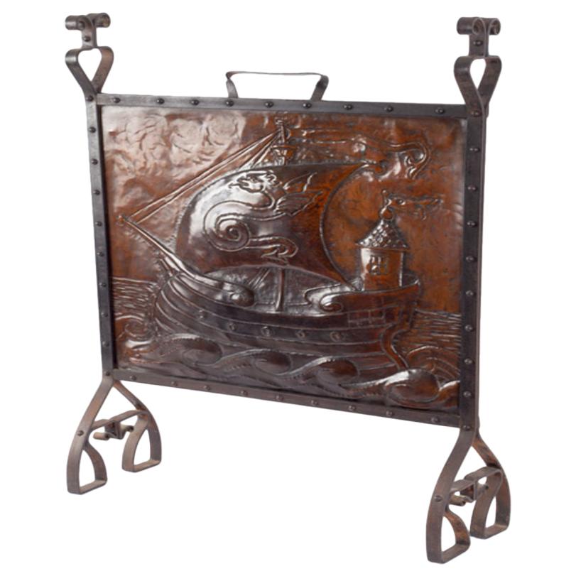 Liberty & Co. Feuerschirm aus Kupfer und Schmiedeeisen mit Darstellung einer Galeone und eines Drachensegels