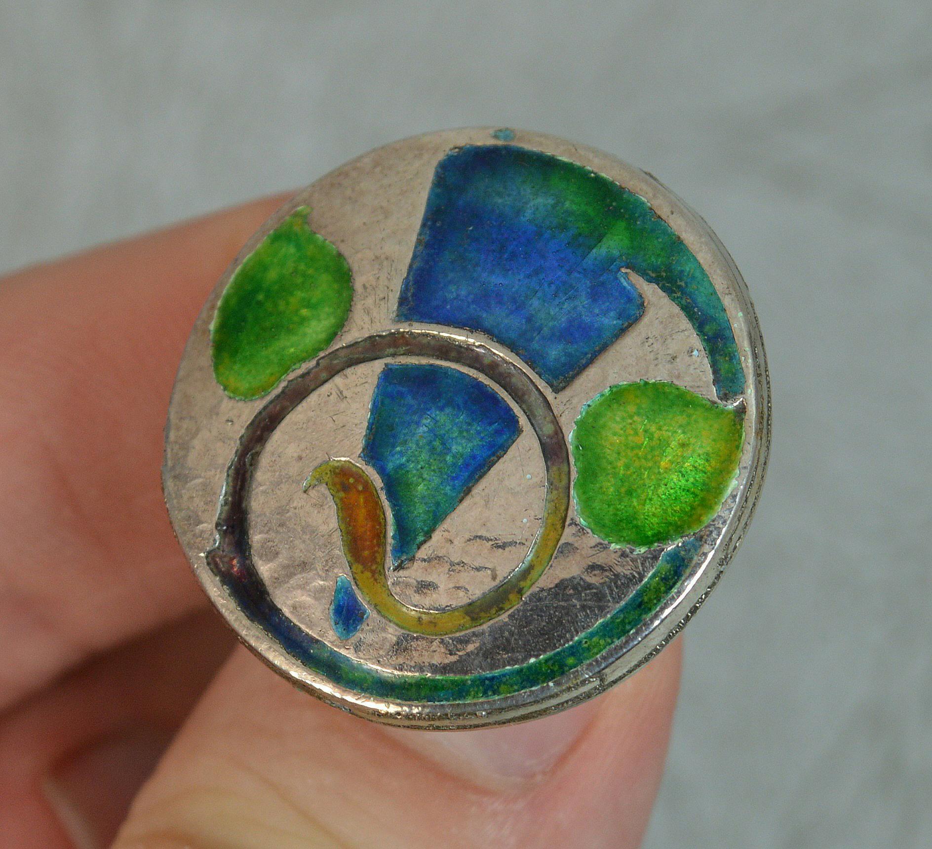 A fine circular shaped silver brooch.
Made by Liberty and Co.
Cymric example.
Stylish shape with multi coloured enamel.

Hallmarks ; marks to reverse
Weight ; 5.1 grams
Size ; 28mm x 26mm approx
Condition ; Very good. Clean example. Crisp design.
