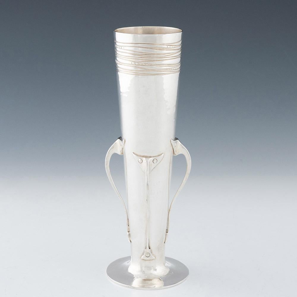 Encabezamiento : Jarrón de plata Liberty & Co Cymric diseñado por Archibald Knox.
Fecha : Hallmarked in London in 1899 for Liberty
Periodo : Victoria
Origen : Londres, Inglaterra
Decoración : Serie grabada de líneas onduladas con detalles de
