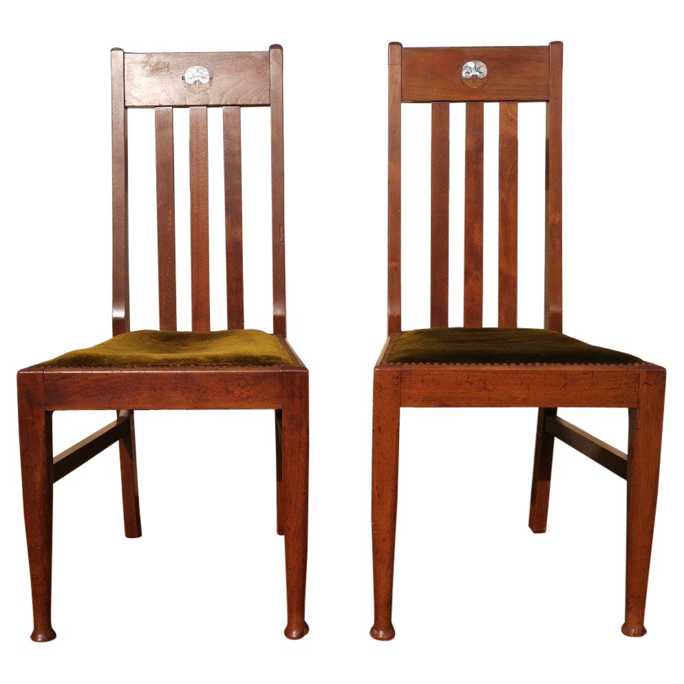 Liberty & Co., vier englische Arts and Crafts-Stühle aus Nussbaumholz mit Perlmutt-Intarsien im Angebot