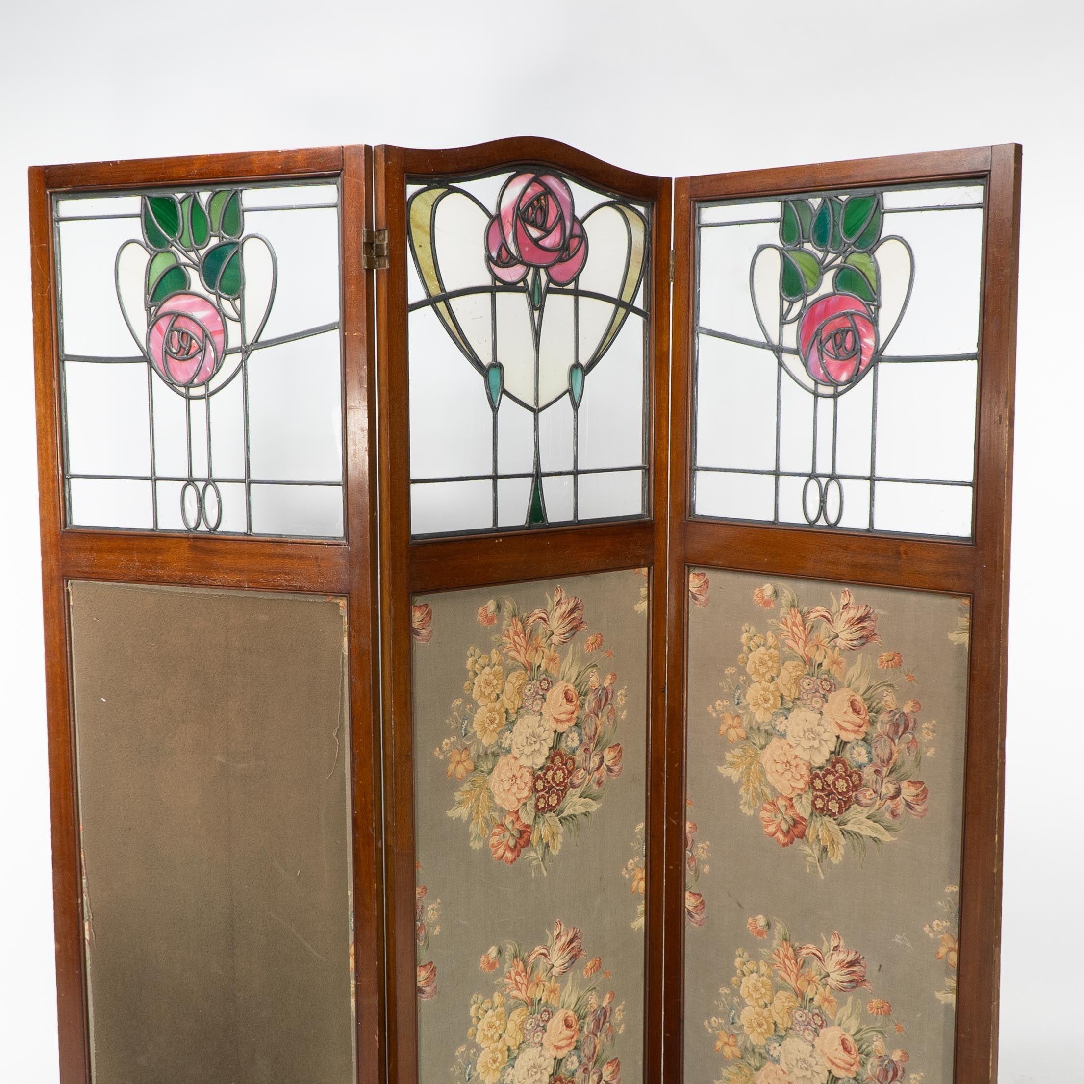 Liberty & Co. Biombo de nogal estilo Arts and Crafts de Glasgow con decoración de rosas rosas y hojas verdes en los tres paneles superiores de cristal.
See Liberty's Furniture 1875 to 1915 The Birth of Modern Design por Daryl Bennent. Ilustración