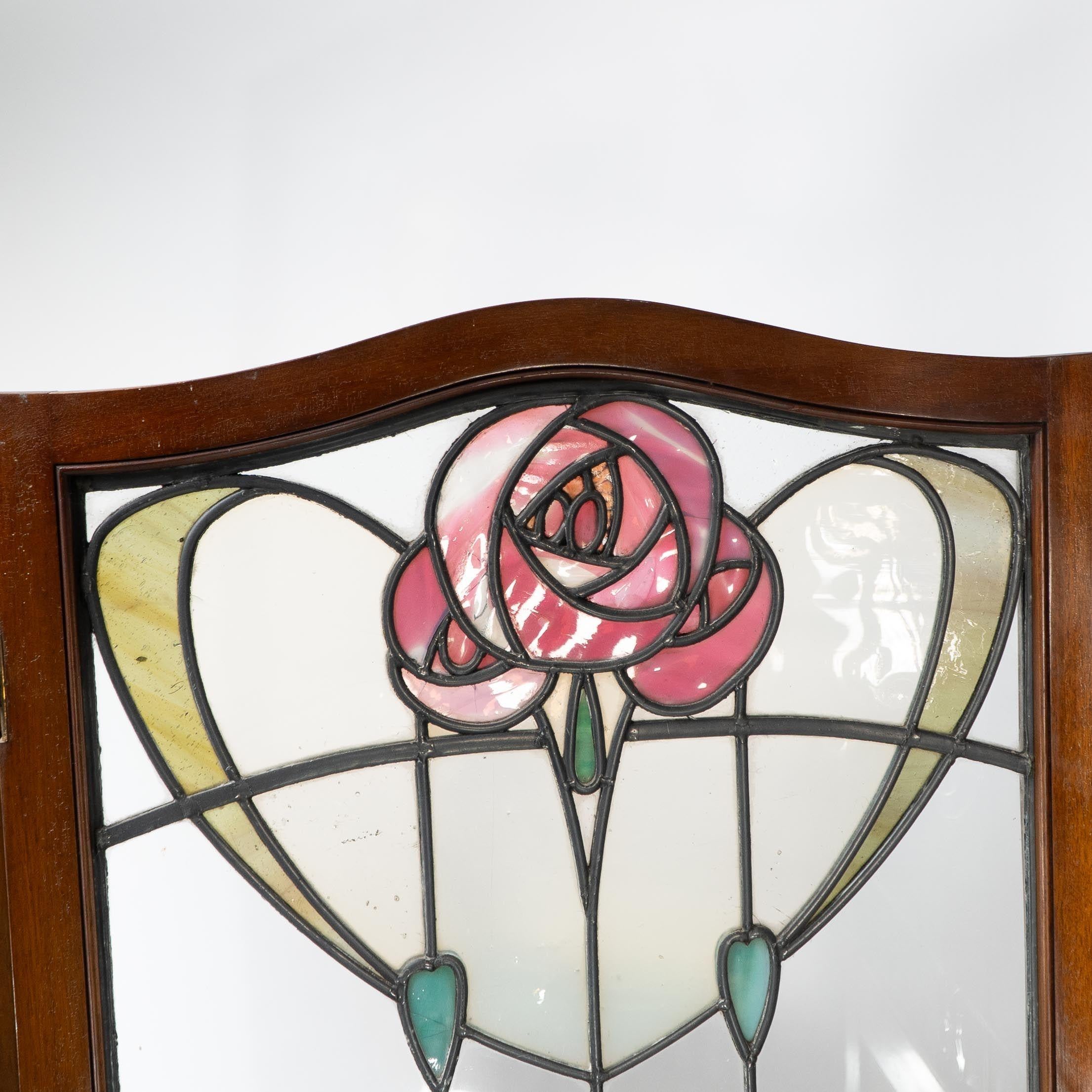 Liberty & Co. Biombo de nogal estilo Arts & Crafts de Glasgow principios del siglo XX en venta