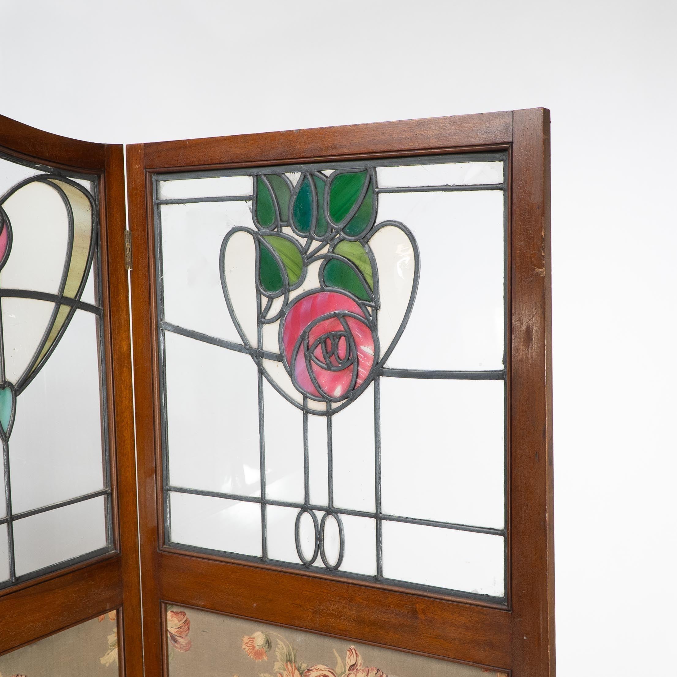 Liberty & Co. Biombo de nogal estilo Arts & Crafts de Glasgow Nogal en venta