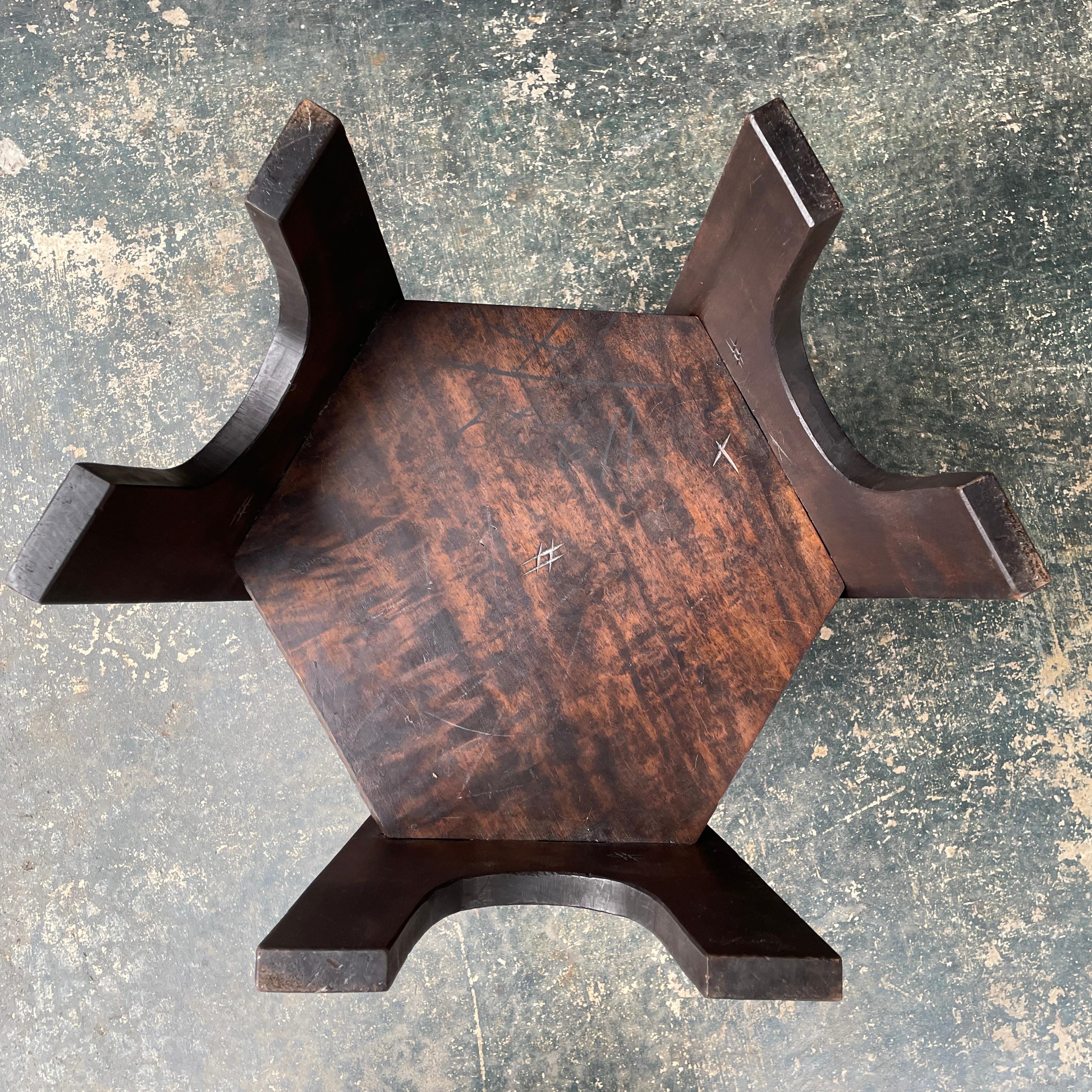 Liberty & Co. Handgeschnitzter Japonisme Taboret Petite Pflanzenständer Tisch im Angebot 2