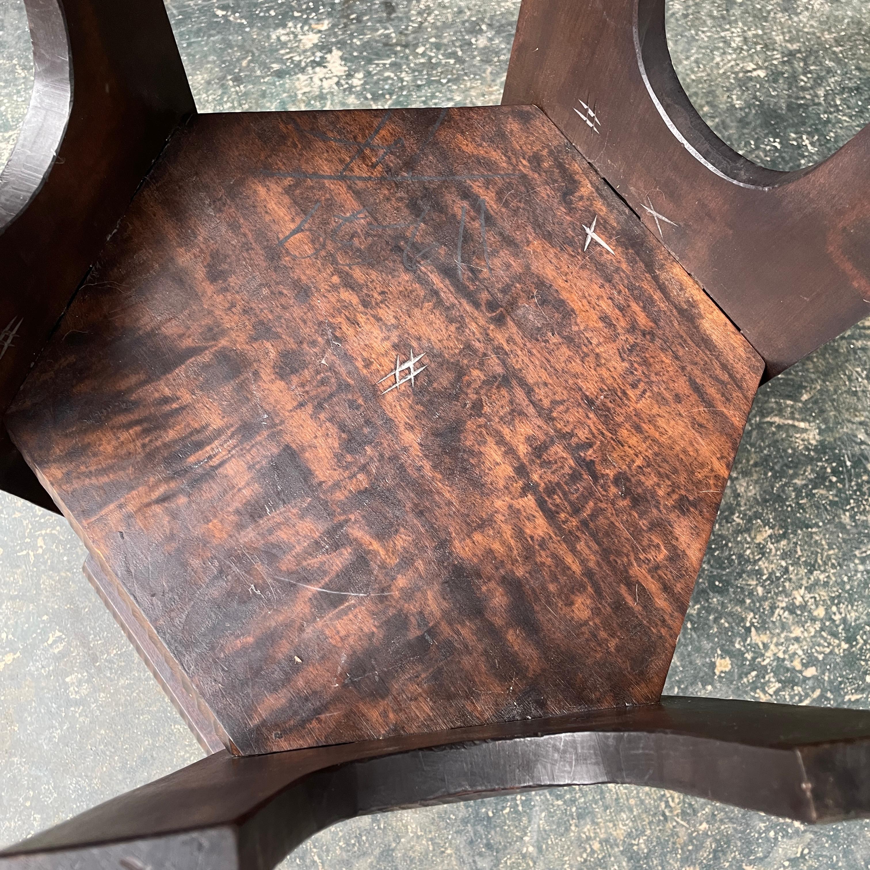 Liberty & Co. Handgeschnitzter Japonisme Taboret Petite Pflanzenständer Tisch im Angebot 3