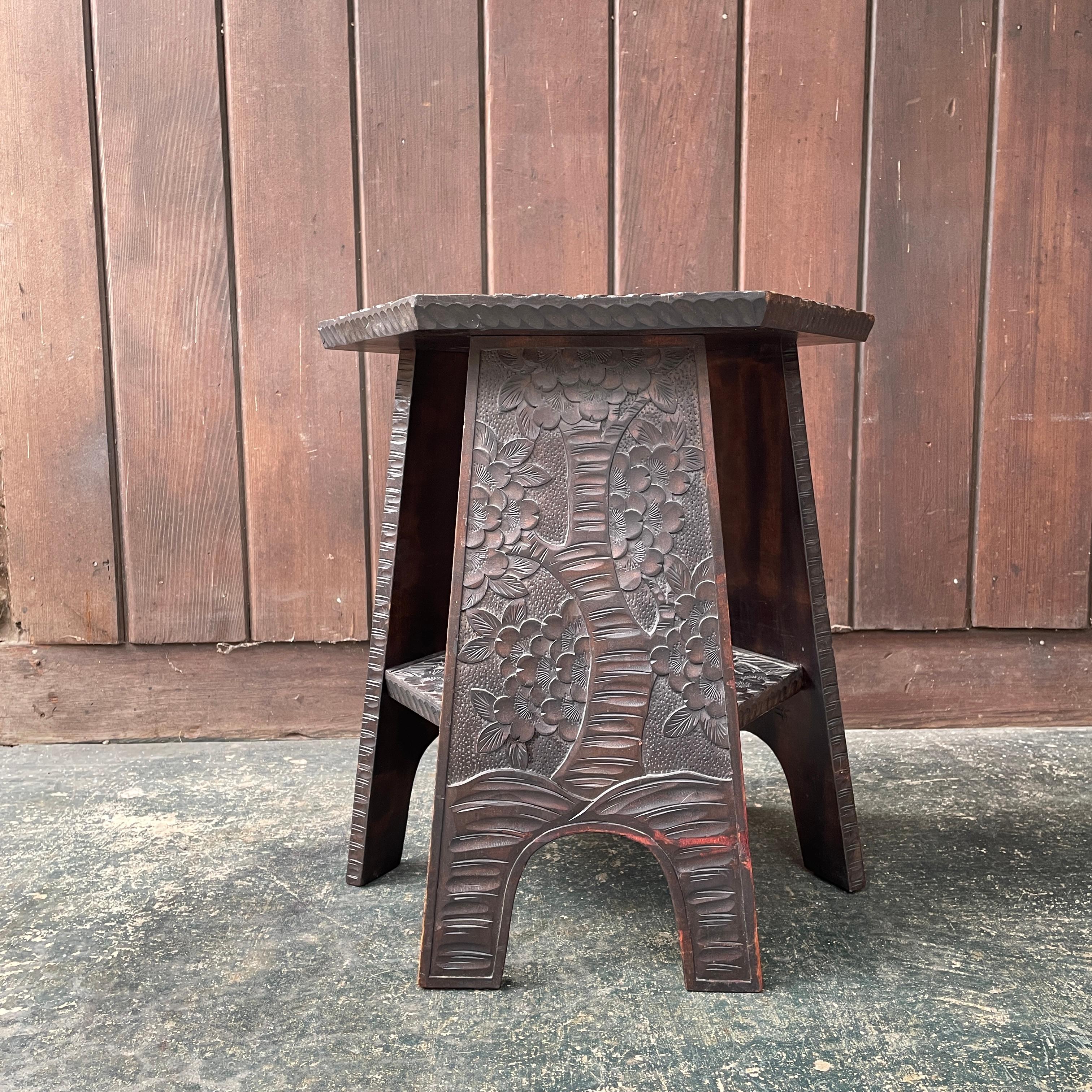 Liberty & Co. Handgeschnitzter Japonisme Taboret Petite Pflanzenständer Tisch (Japonismus) im Angebot