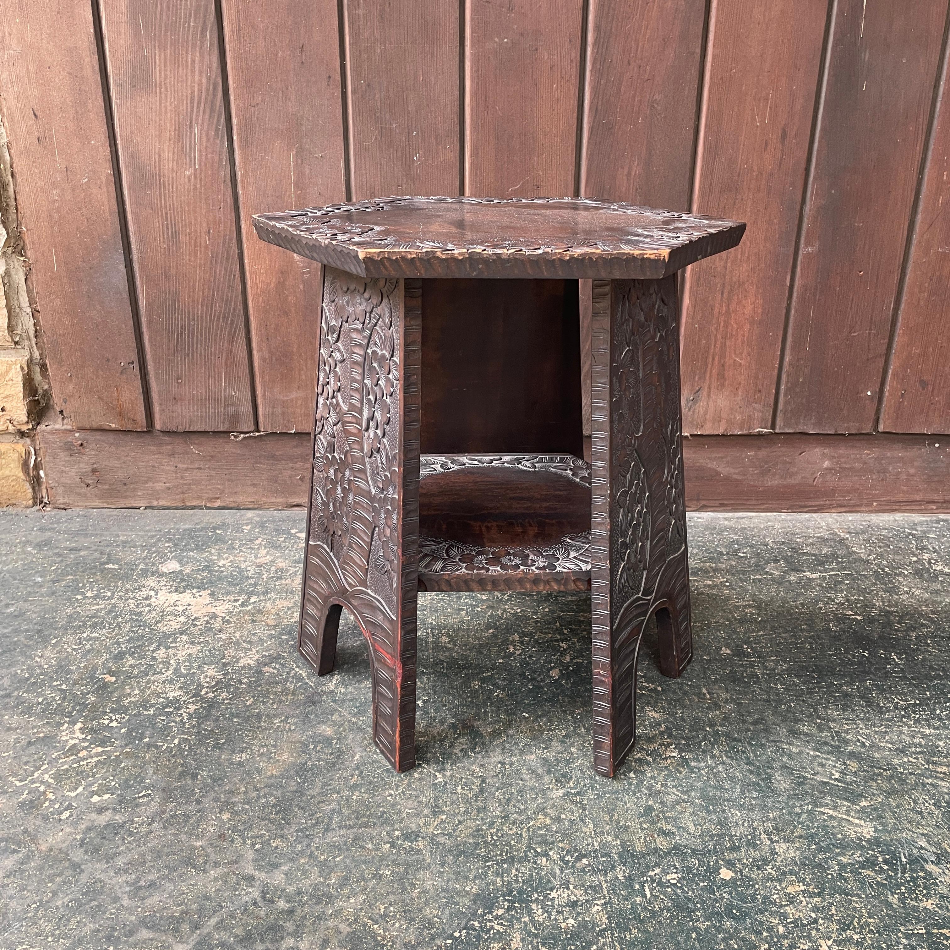 Liberty & Co. Handgeschnitzter Japonisme Taboret Petite Pflanzenständer Tisch (Japanisch) im Angebot