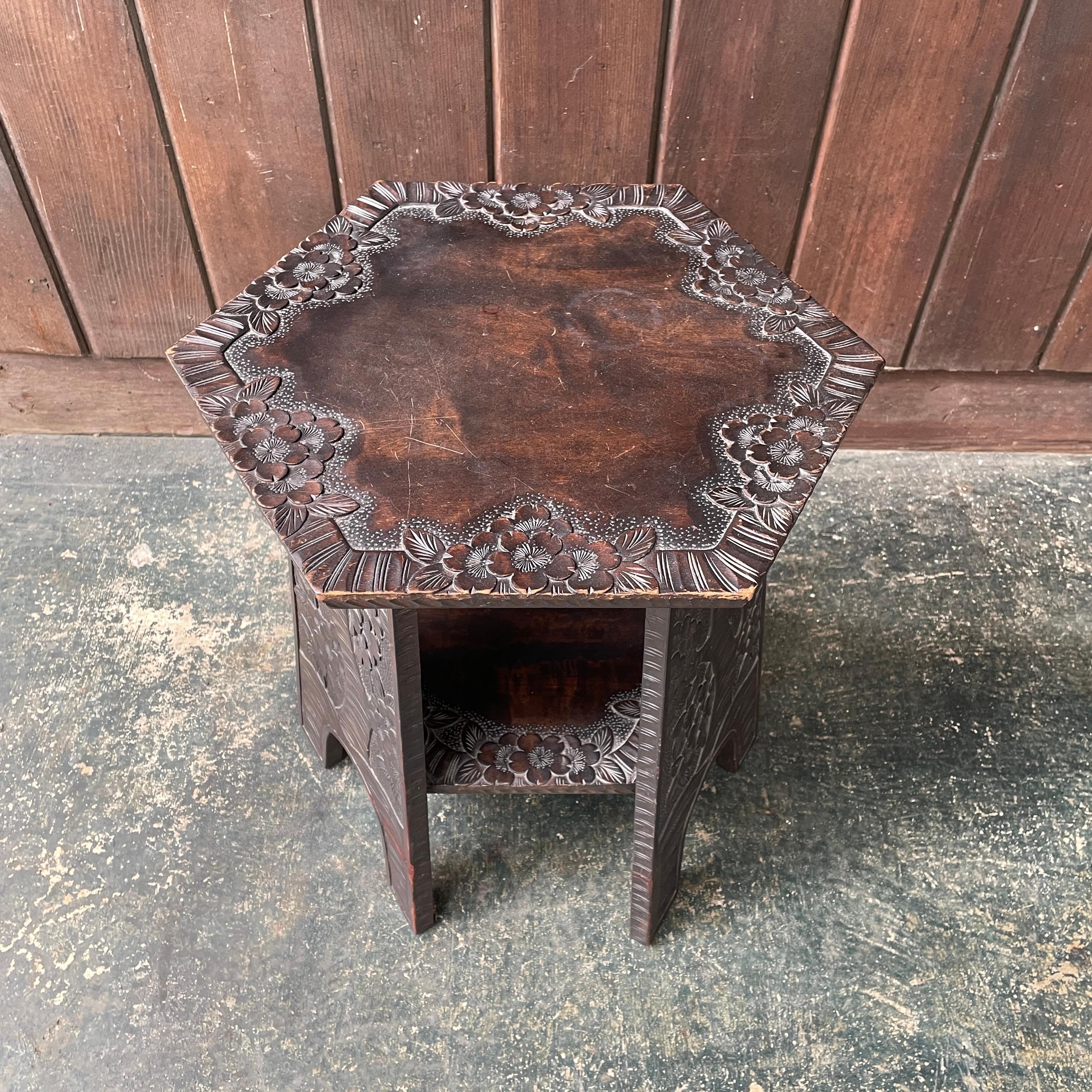 Liberty & Co. Handgeschnitzter Japonisme Taboret Petite Pflanzenständer Tisch (Handgefertigt) im Angebot