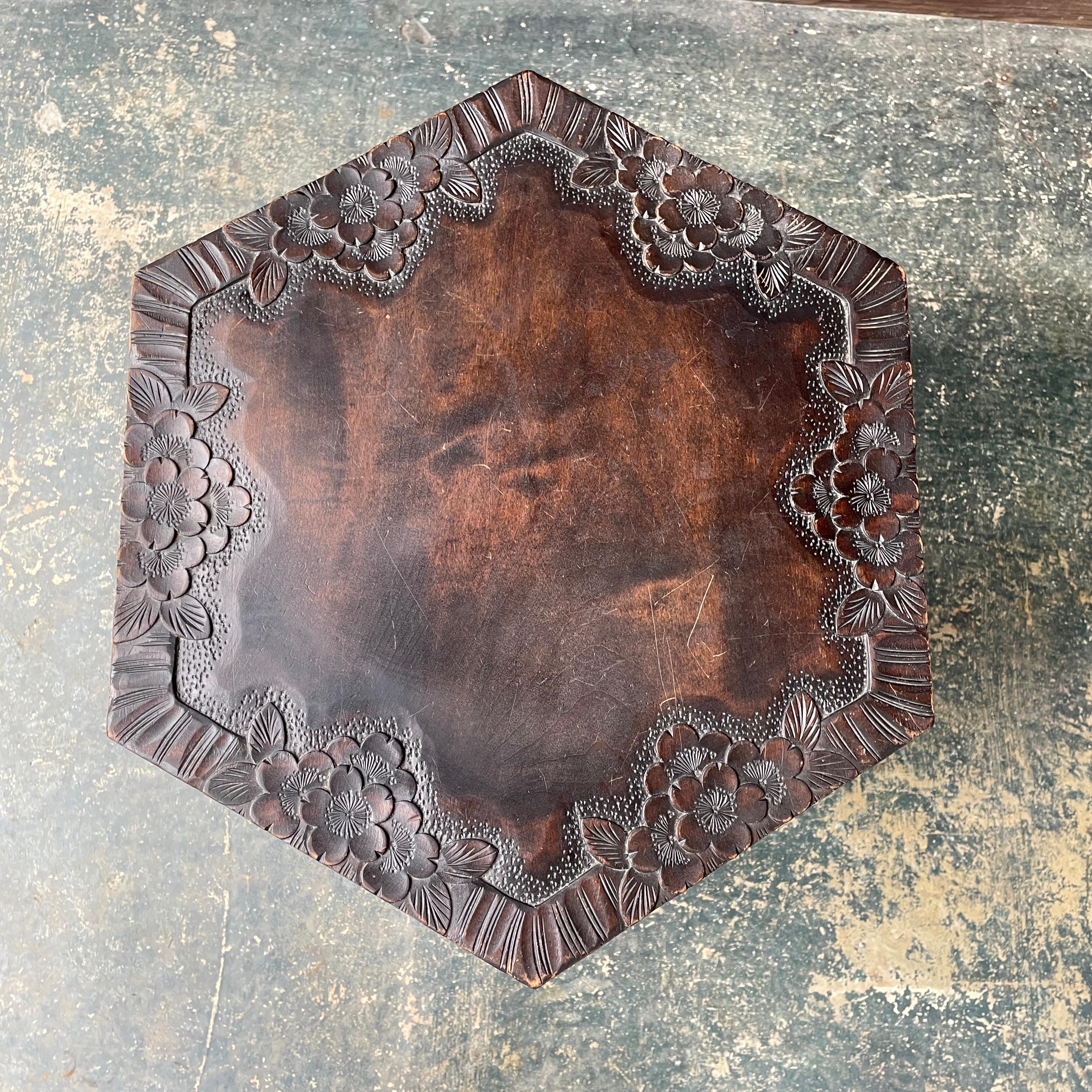 Liberty & Co. Handgeschnitzter Japonisme Taboret Petite Pflanzenständer Tisch im Zustand „Relativ gut“ im Angebot in Hyattsville, MD