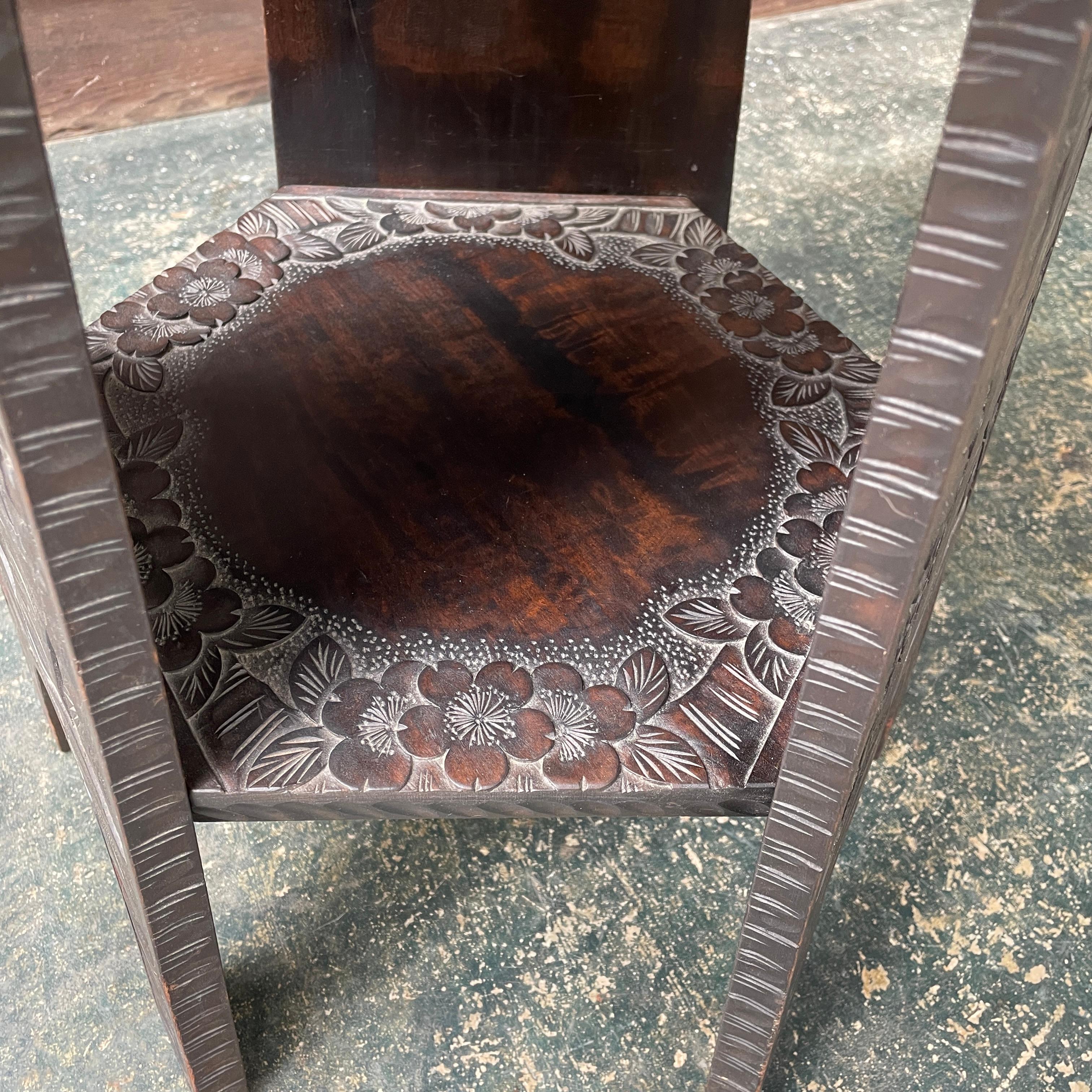 Liberty & Co. Handgeschnitzter Japonisme Taboret Petite Pflanzenständer Tisch (Frühes 20. Jahrhundert) im Angebot