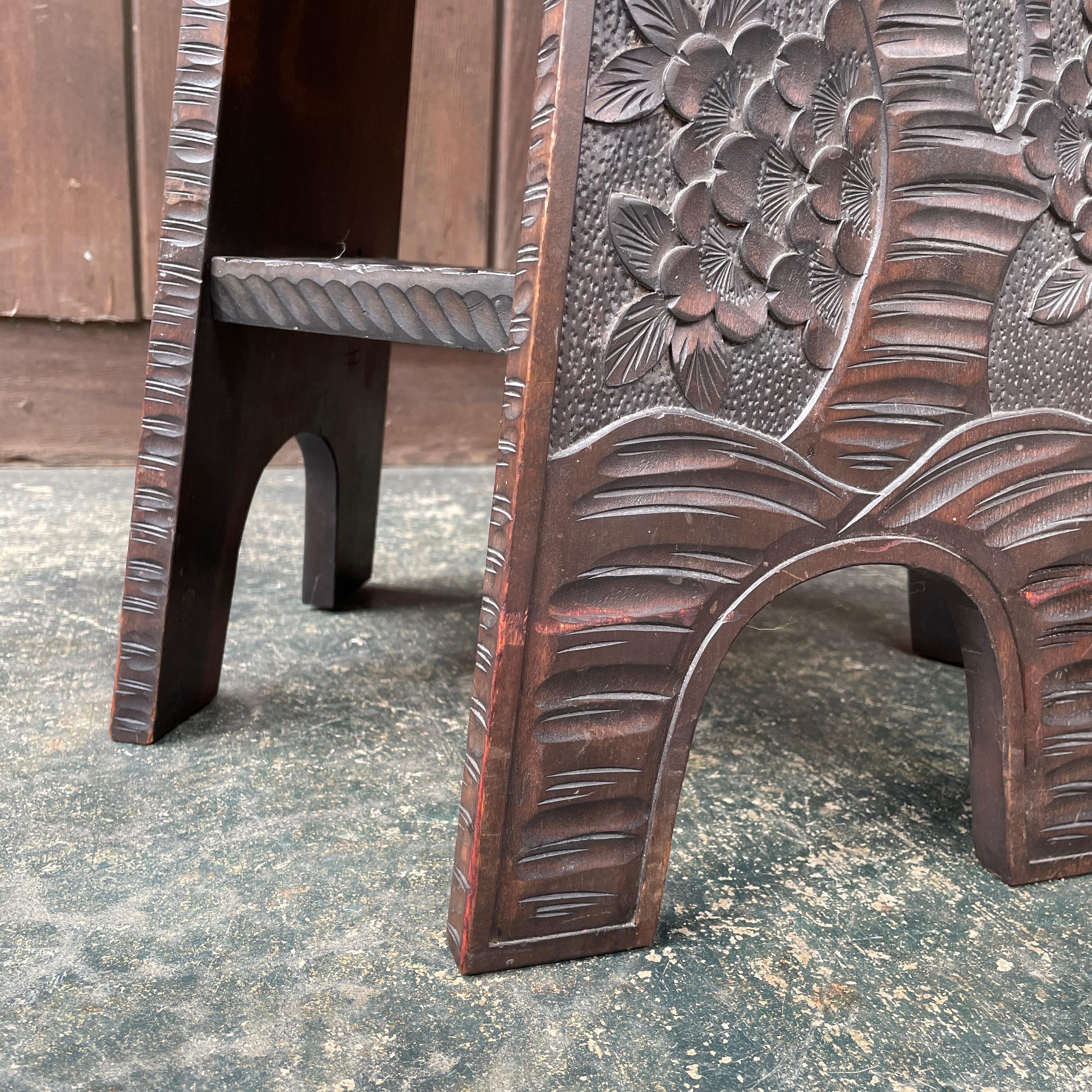 Liberty & Co. Handgeschnitzter Japonisme Taboret Petite Pflanzenständer Tisch (Hartholz) im Angebot