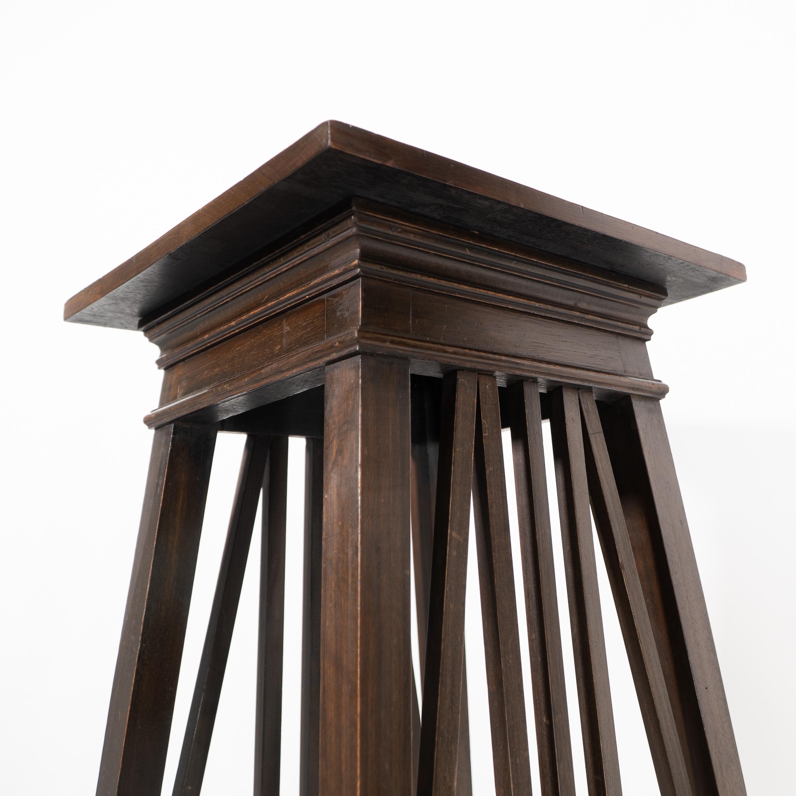 Liberty & Co. nello stile di E W Godwin. Un porta piante anglo-giapponese a due livelli in vendita 4