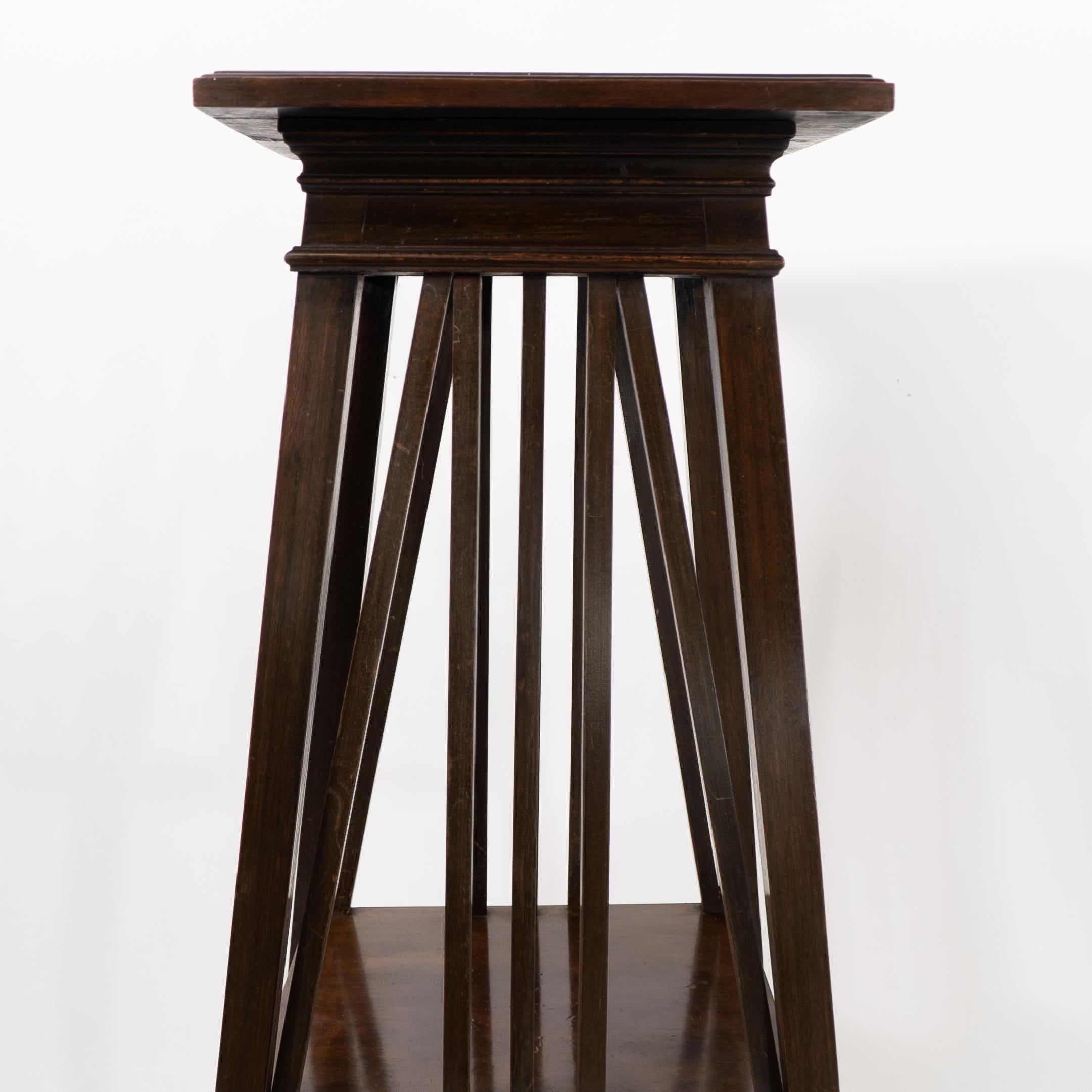 Liberty & Co. nello stile di E W Godwin. Un porta piante anglo-giapponese a due livelli in vendita 5
