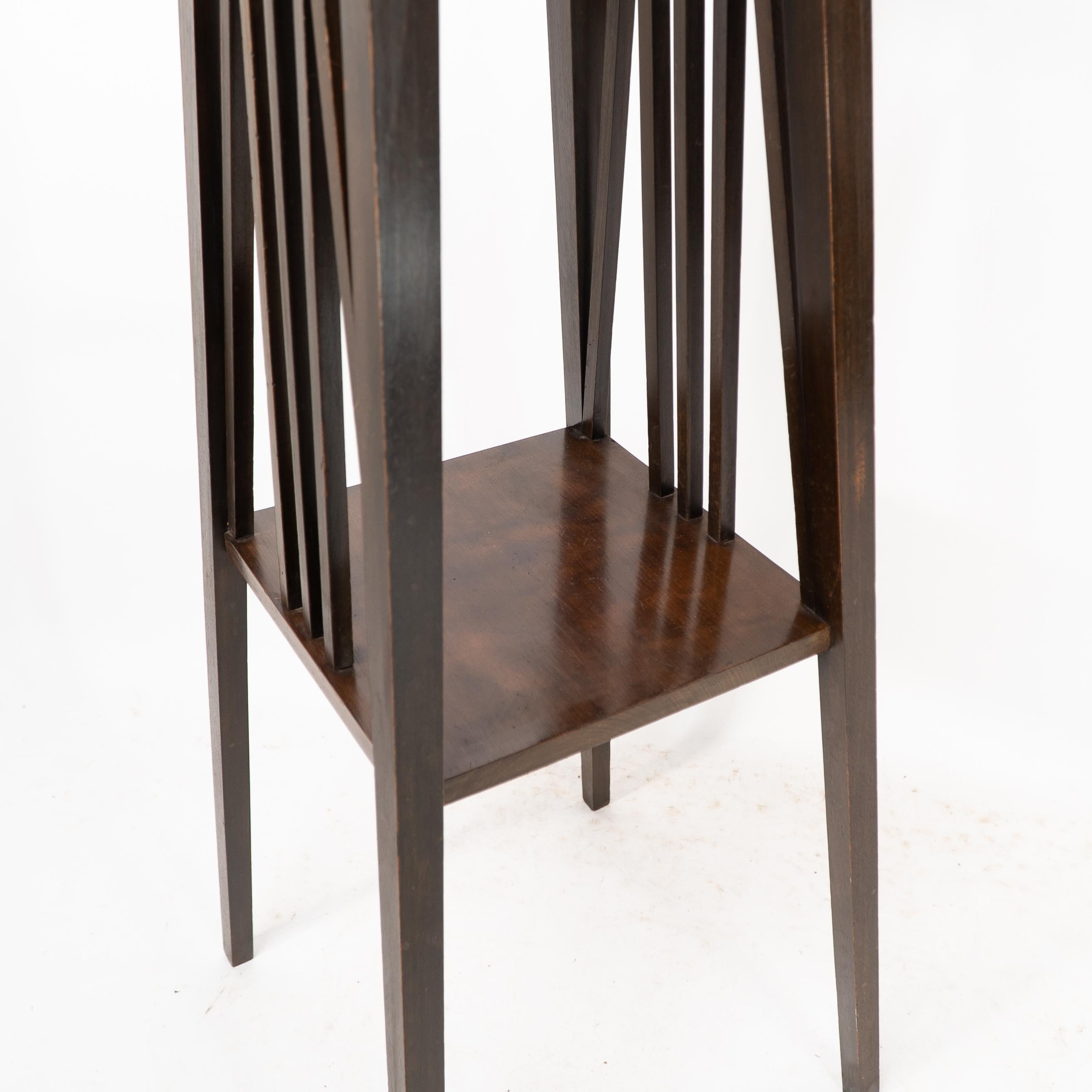 Liberty & Co. nello stile di E W Godwin. Un porta piante anglo-giapponese a due livelli in vendita 8